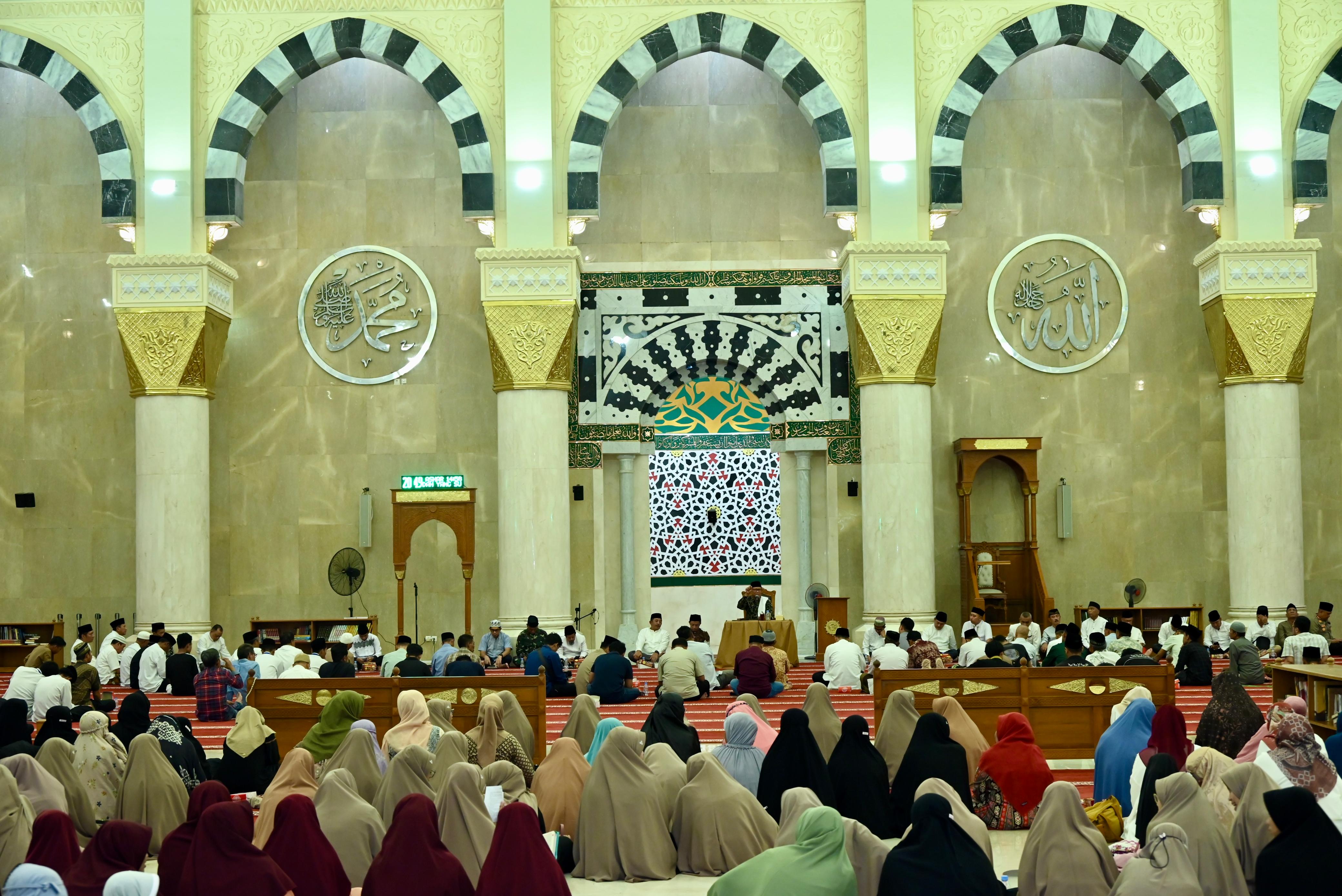 Pengajian Akbar Peringatan Nuzulul Quran 1446 H, yang digelar di Masjid Agung Madaniyah, Minggu (16/4/2025) malam.