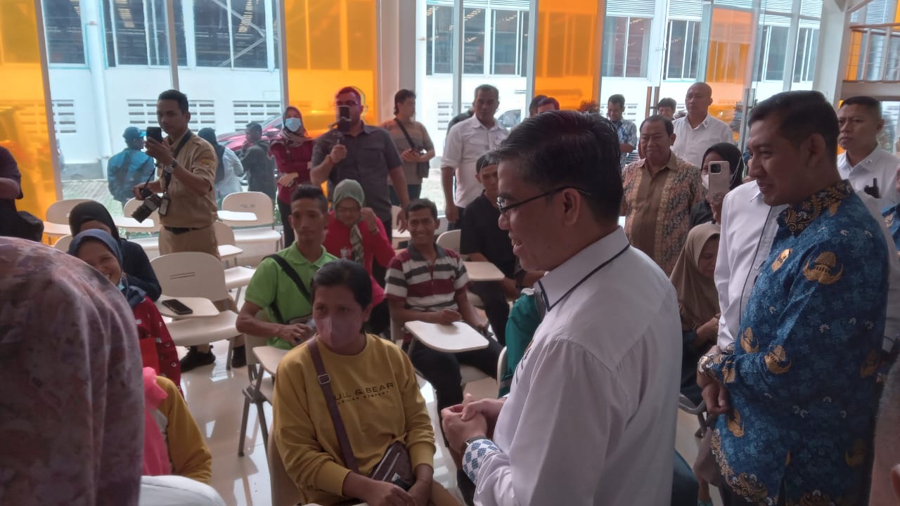 Wakil Bupati Sukoharjo Eko Sapto Purnomo (kanan), saat mendampingi Menteri Ketenagakerjaan (Menaker) Yassierli ke PT Sritex Group, Senin (17/3/2025).