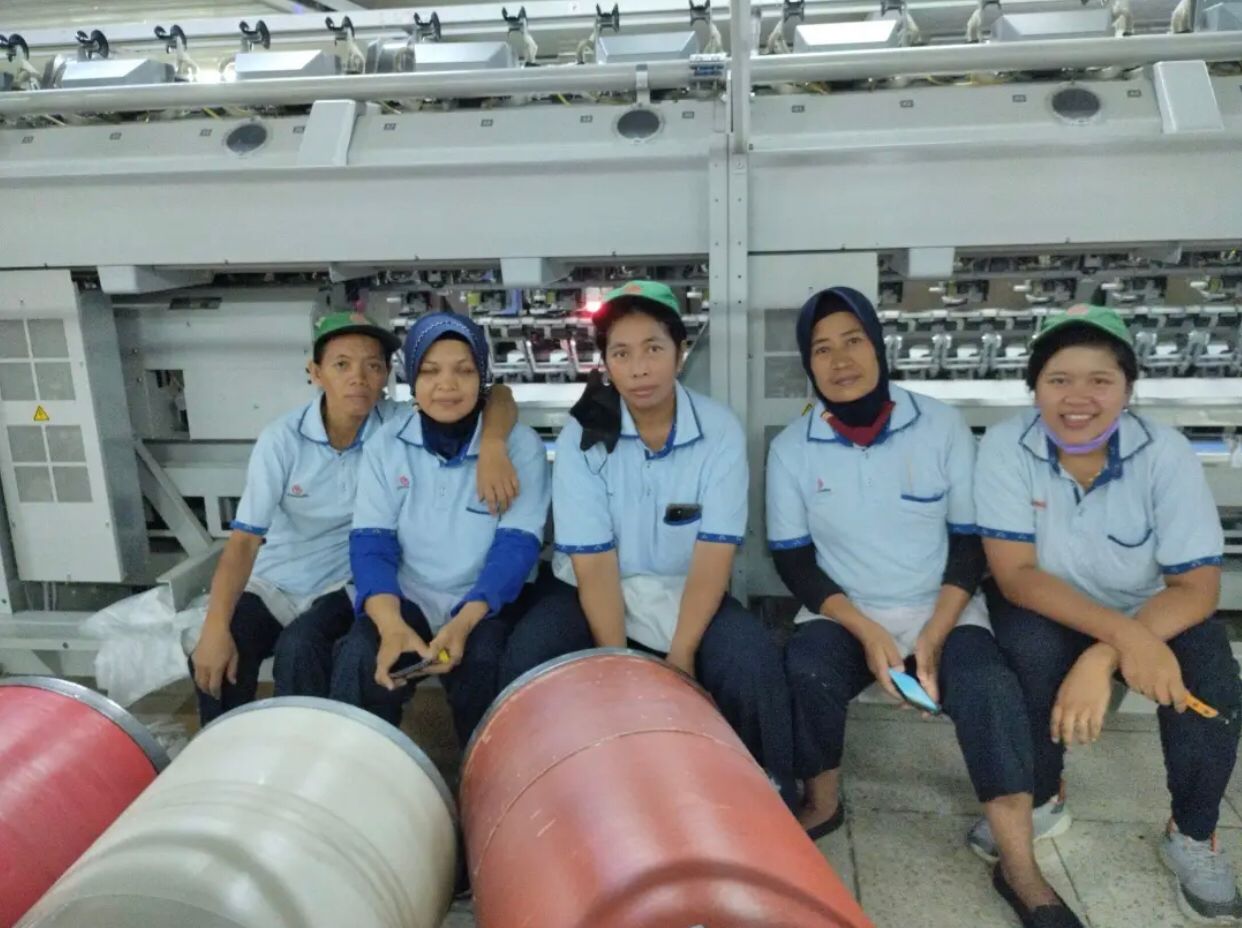Fajar Wijayanti (kanan) saat berfoto bersama rekan kerjanya sebelum mengalami PHK.