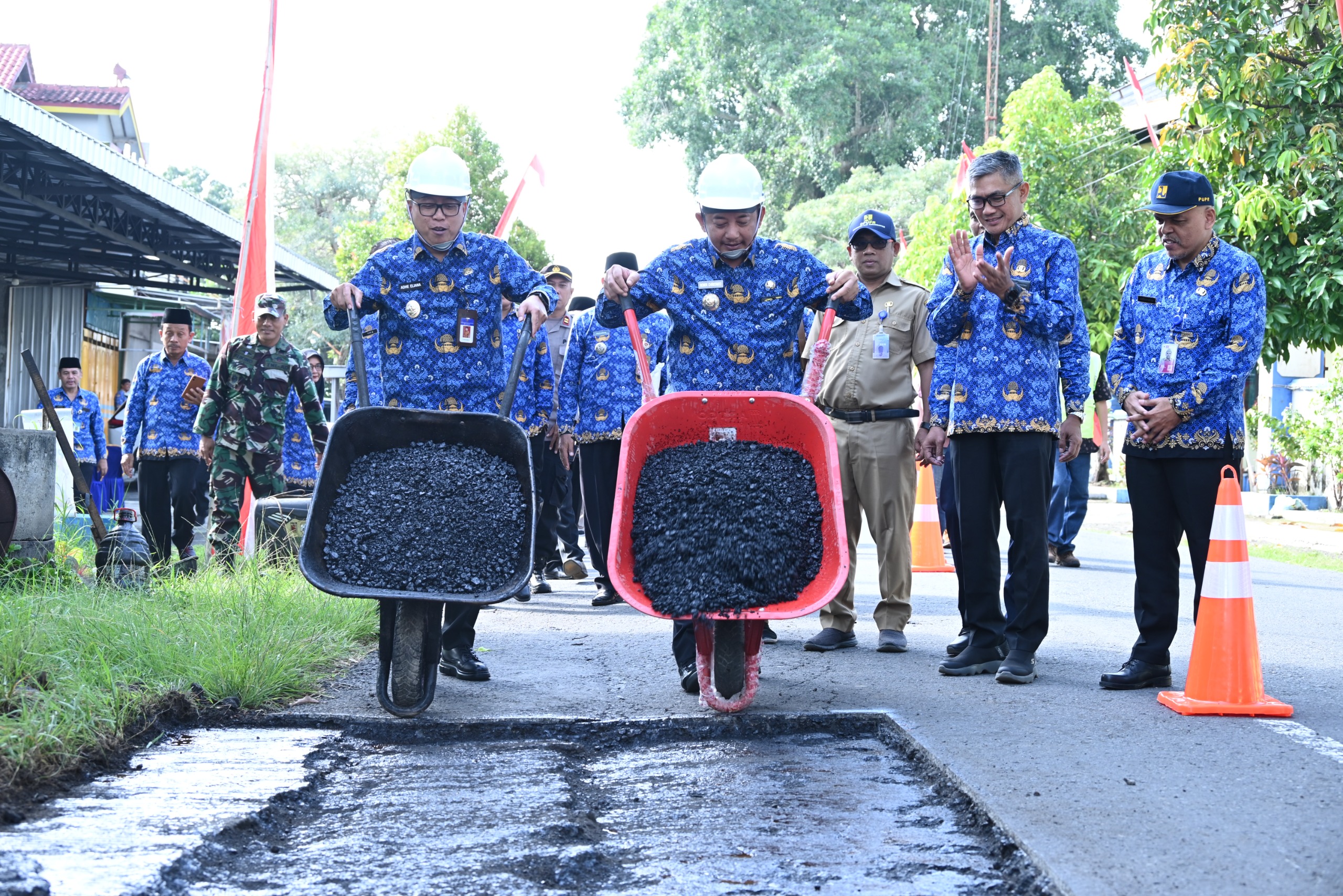 Bupati Karanganyar Rober Christanto (kanan) bersama Wakil Bupati Karanganyar Adhe Eliana memulai secara simbolis perbaikan jalan Karanganyar-Ngadiluwih, Senin (17/3/2025). (Rudi Hartono/Radar Solo)