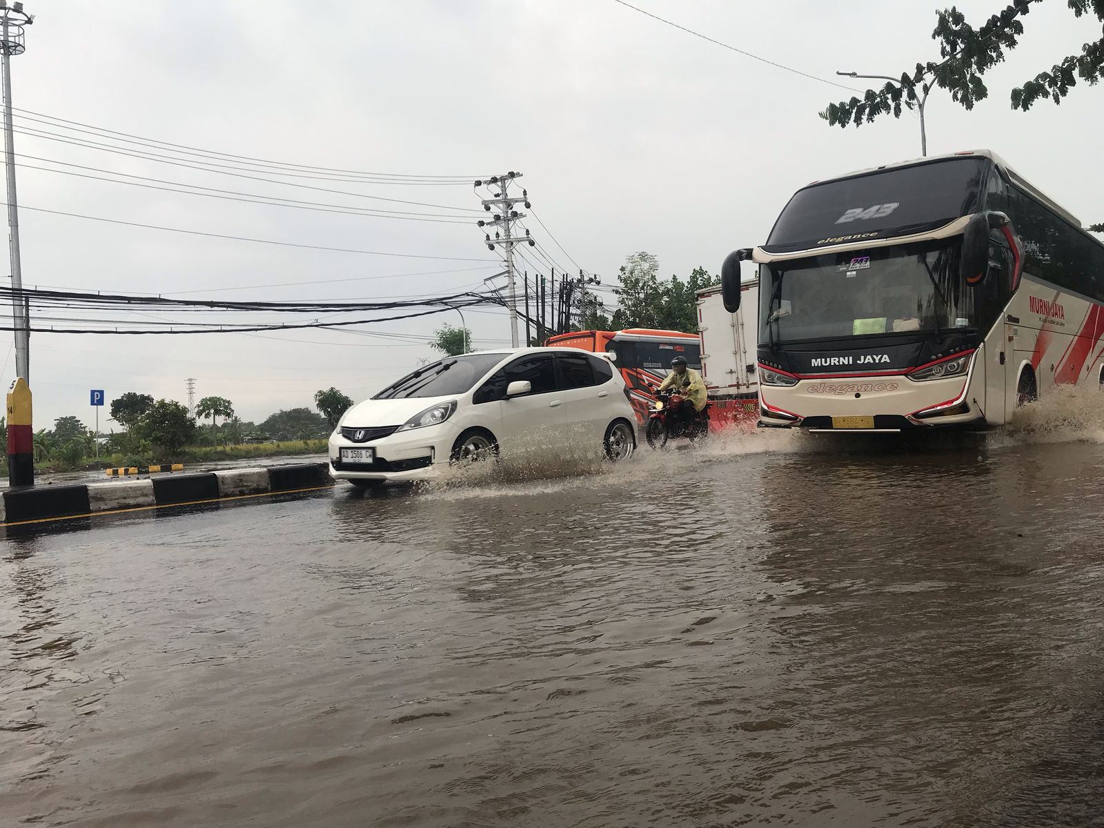 Jalan Solo-Semarang Km 14 Bangak, Boyolali terendam air hingga 30 Cm.