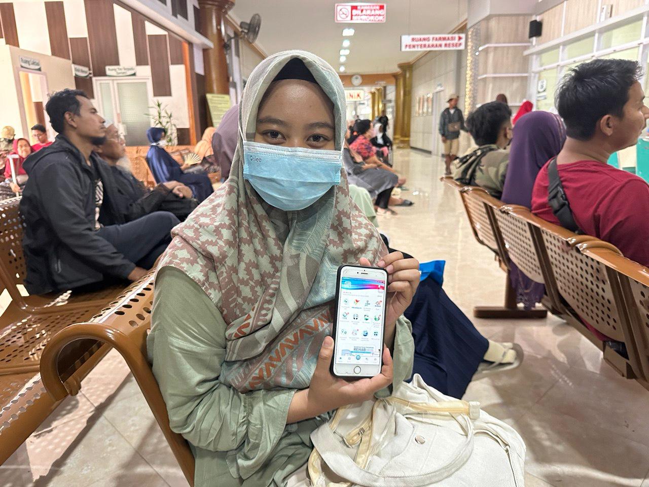 Ayu Fitri Ari, warga Desa Belangwetan, Kecamatan Klaten Utara, Klaten rasakan manfaat aplikasi JKN Mobile.