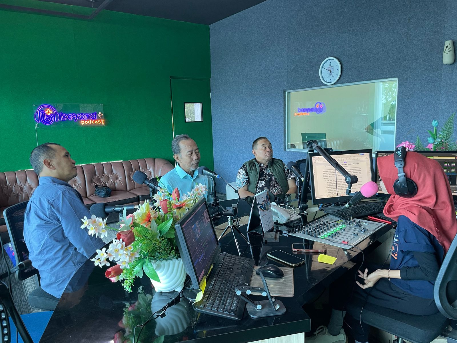 Ketua DPRD Jateng Sumanto (kiri) dalam dialog bertema Semangat Ramadhan: Moderasi Beragama Wujudkan Masyarakat Toleran dan Harmonis di Radio Solopos FM.