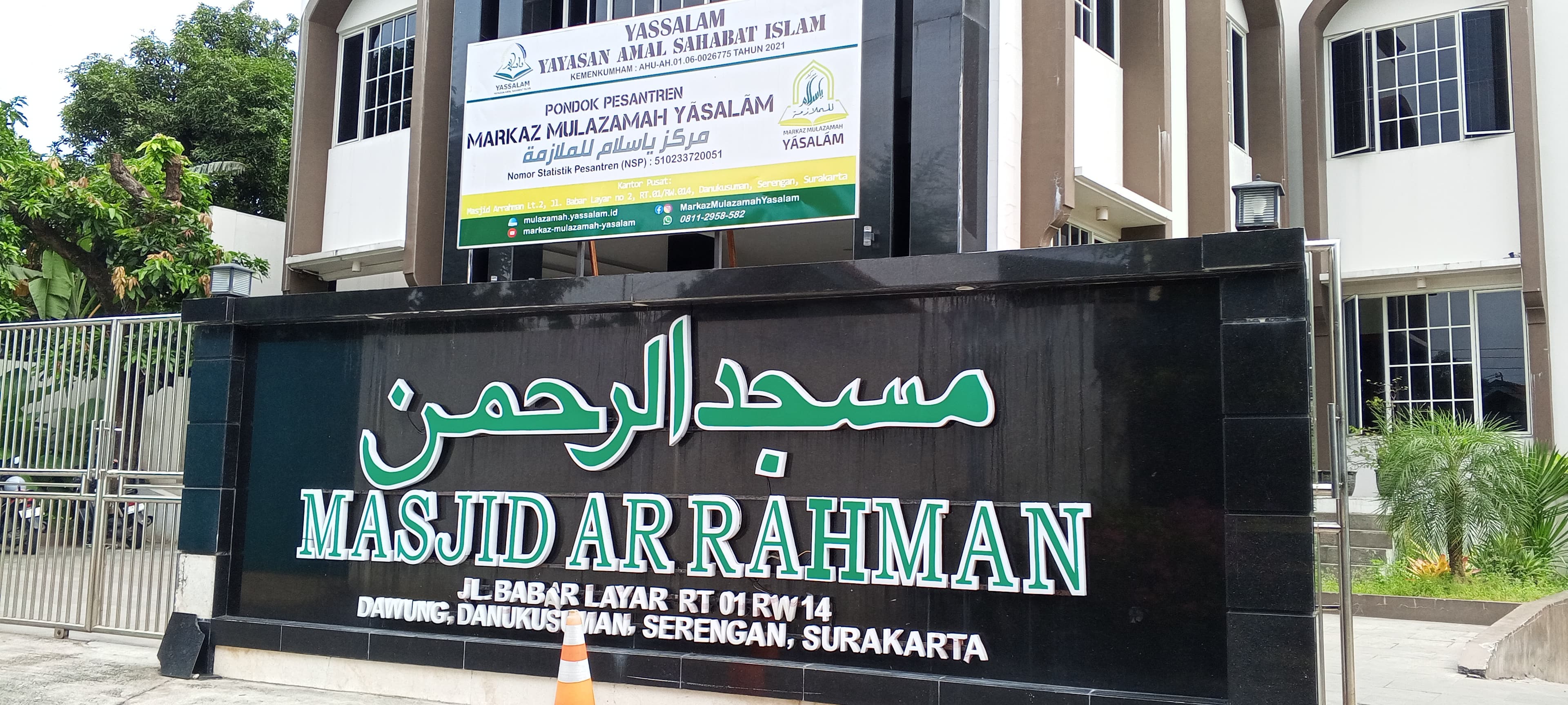 Masjid Ar-Rahman terletak di Danukusuman, Serengan, Kota Solo.