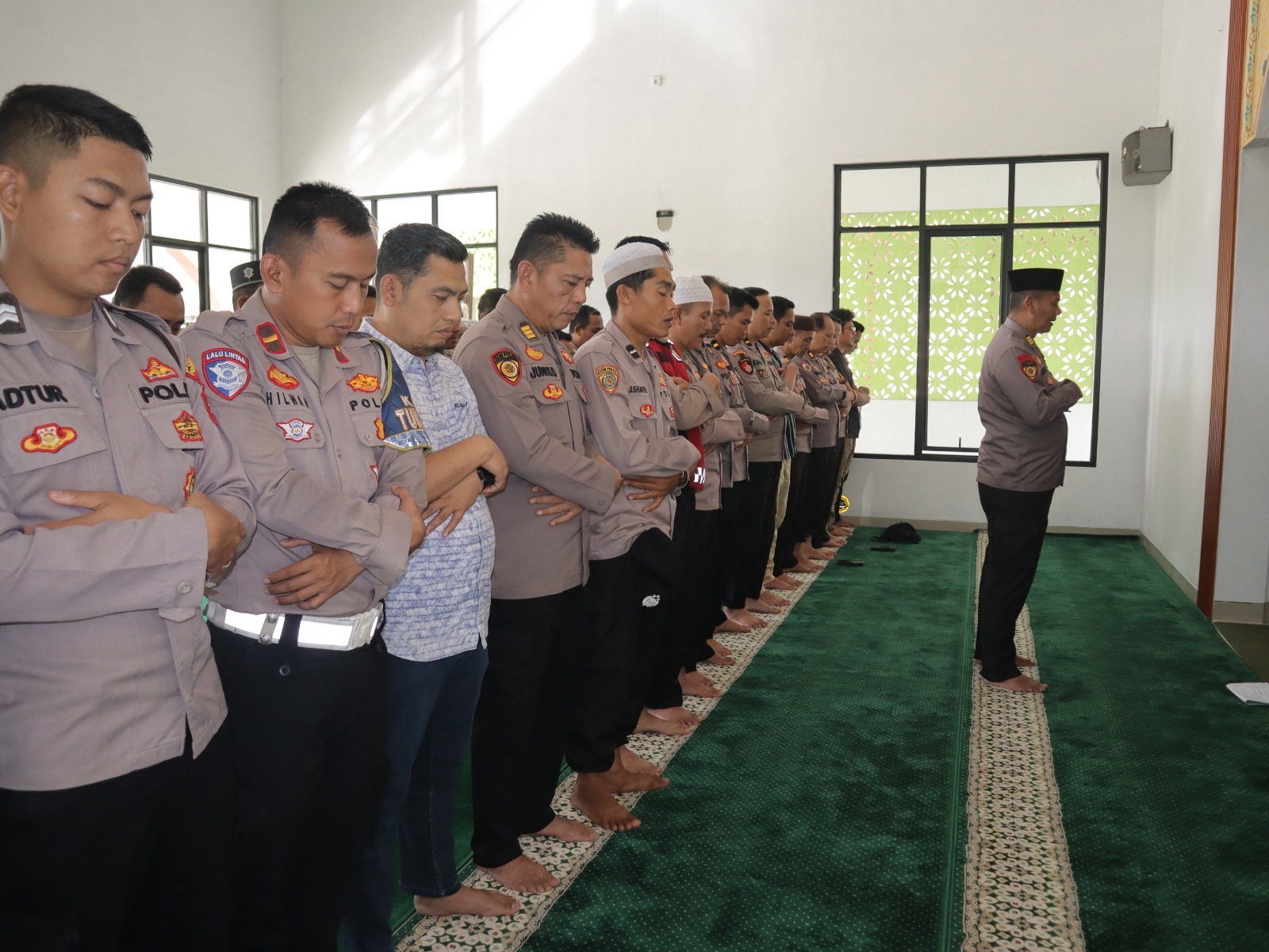 Sholat Gaib di Mapolres Pringsewu untuk mendoakan tiga anggota Polri yang gugur akibad diberondong tembakan saat bertugas, Selasa (18/3/2025).