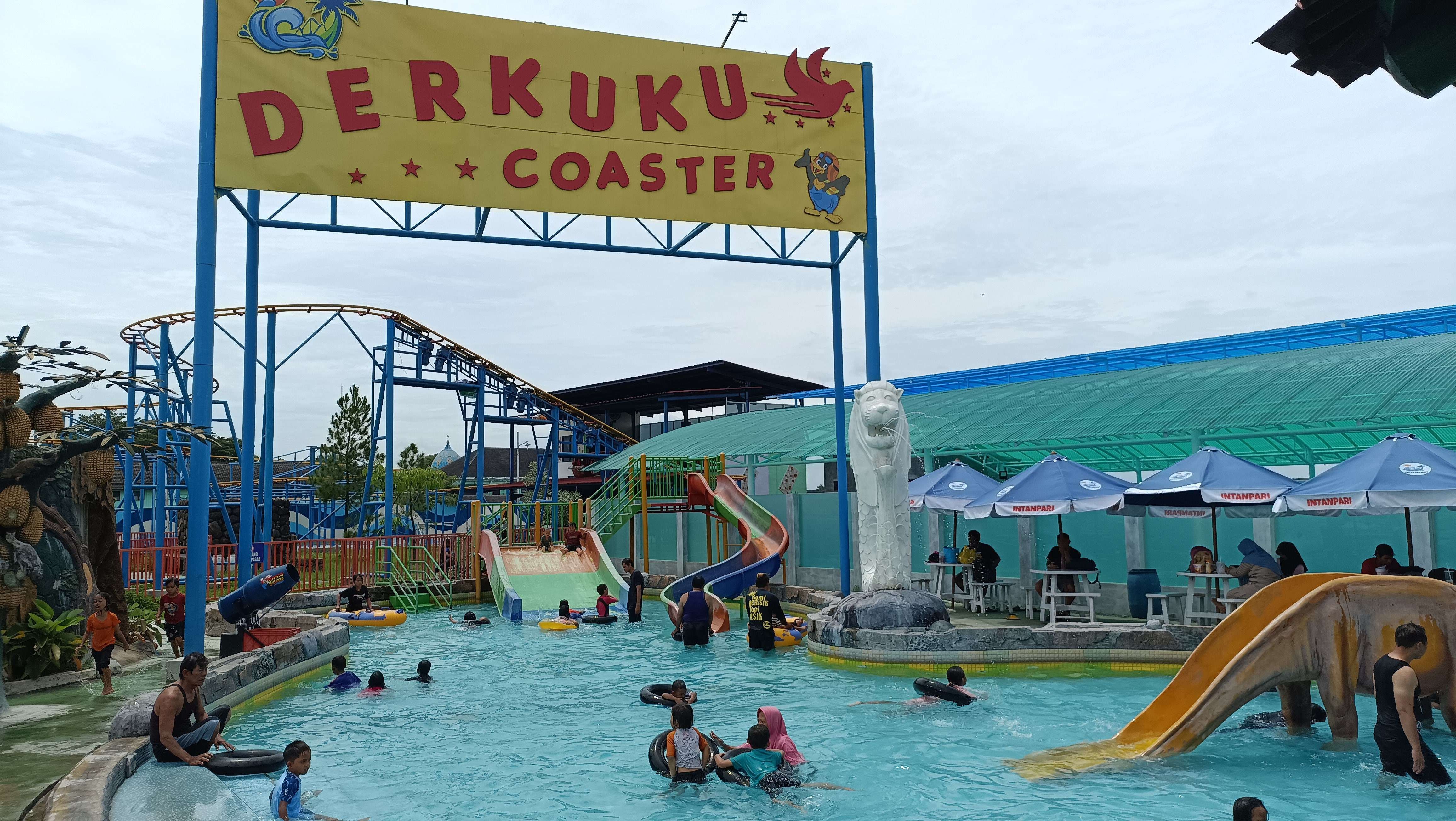 Intanpari Waterpark, tempat wisata unik di Karanganyar yang punya pesawat di tengah kolam.