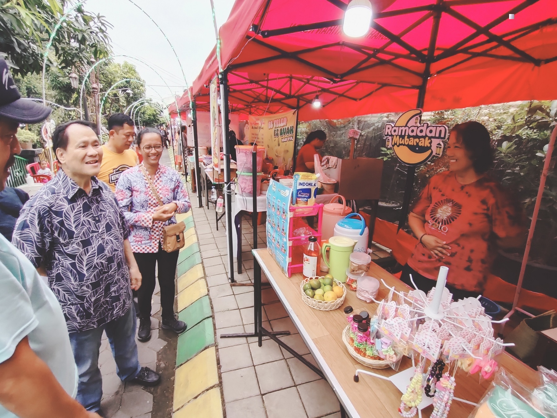 Pendeta Obaja Tanto Setiawan berbincang akrab dengan para pedagang di Bazar Ramadan. (Silvester Kurniawan/Radar Solo)