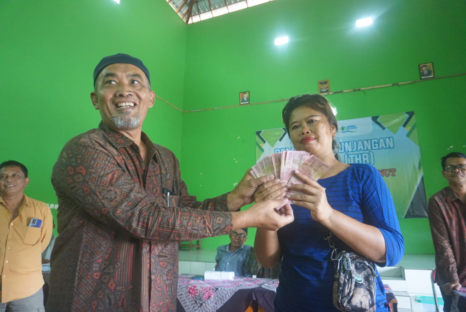 Kepala Desa Wunut Iwan Sulistya Setiawan saat memberikan THR kepada warganya secara simbolis di Balai Desa Wunut.