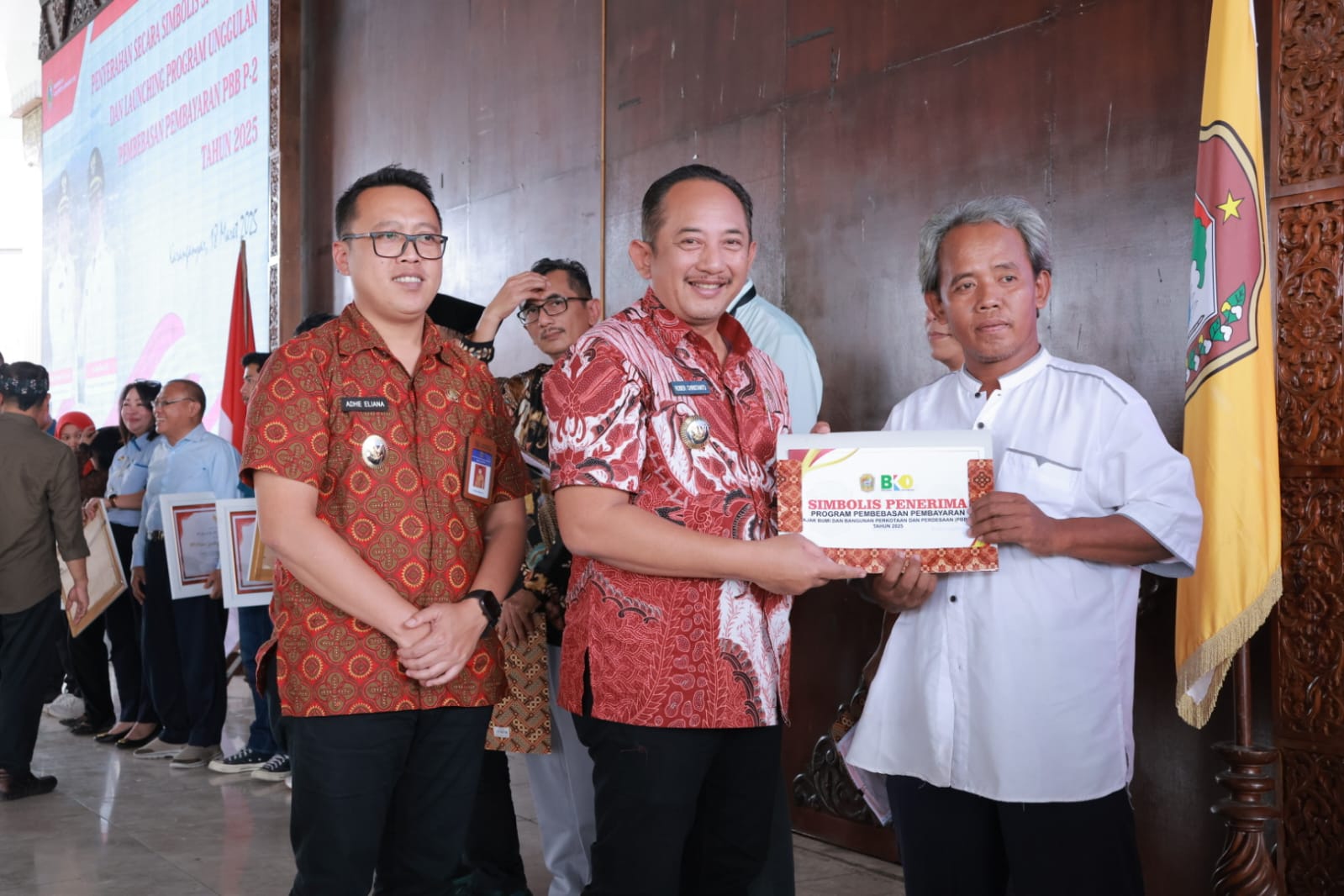Bupati Karanganyar Rober Christanto dan Wakil Bupati Adhe Eliana meluncurkan program pembebasan pajak PBB di Pendopo Raden Mas Said, Rabu (19/3/2025).