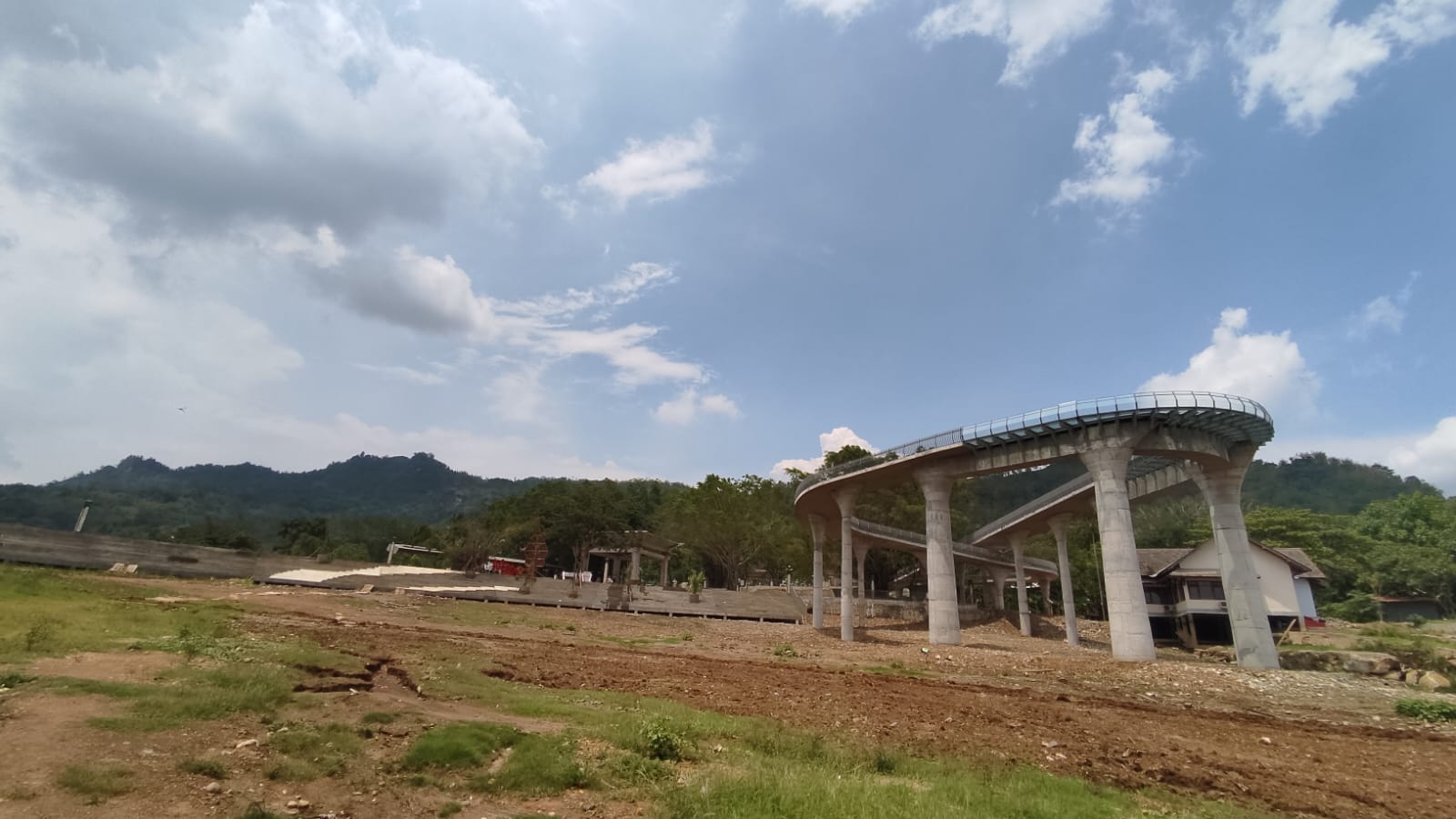 Jembatan Objek Wisata Waduk Gajah Mungkur (OW WGM) bakal dibuka di Lebaran hari pertama nanti.