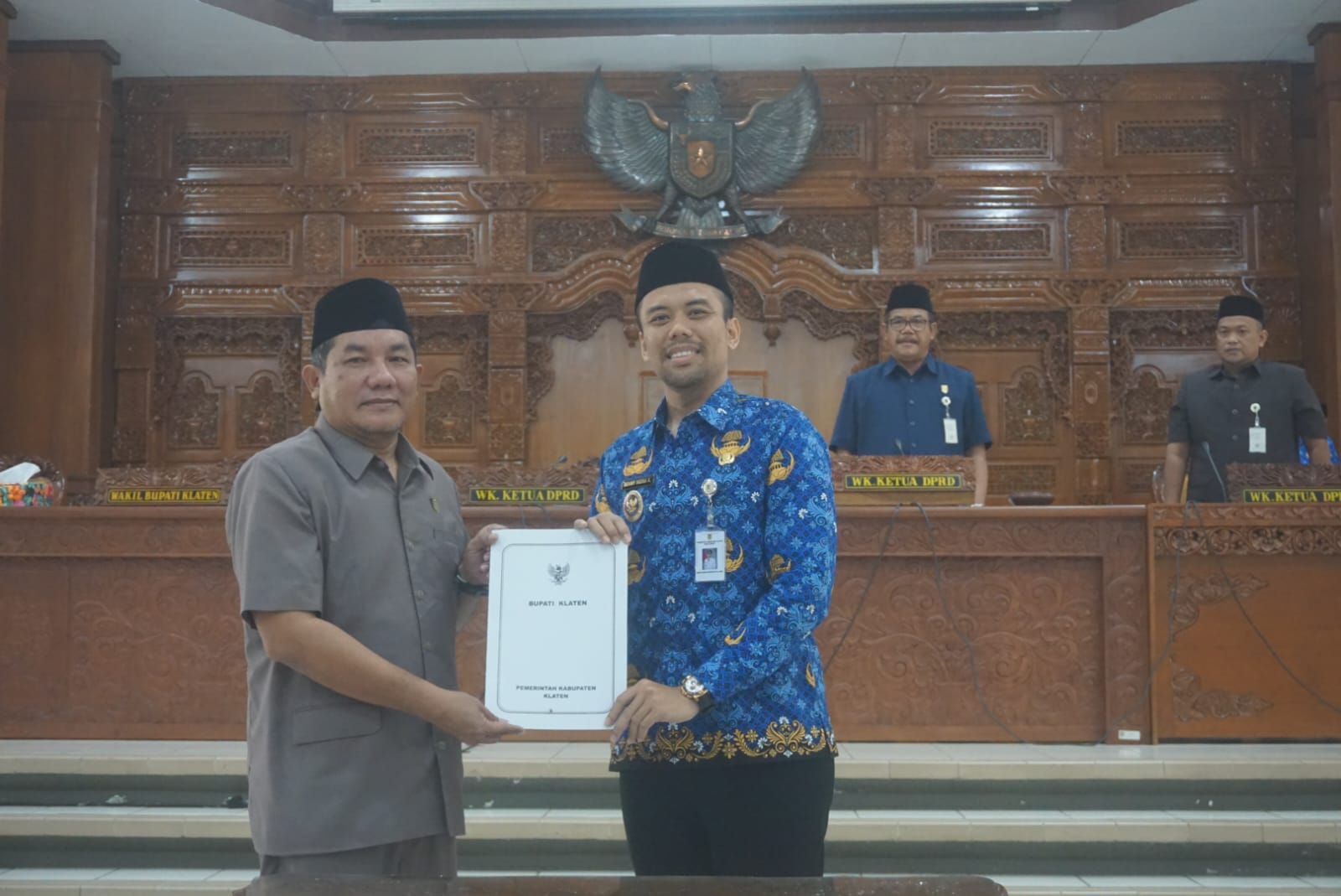 Wakil Bupati Klaten Benny Indra Ardhianto saat menyerahkan draf dokumen empat raperda kepada DPRD Klaten.