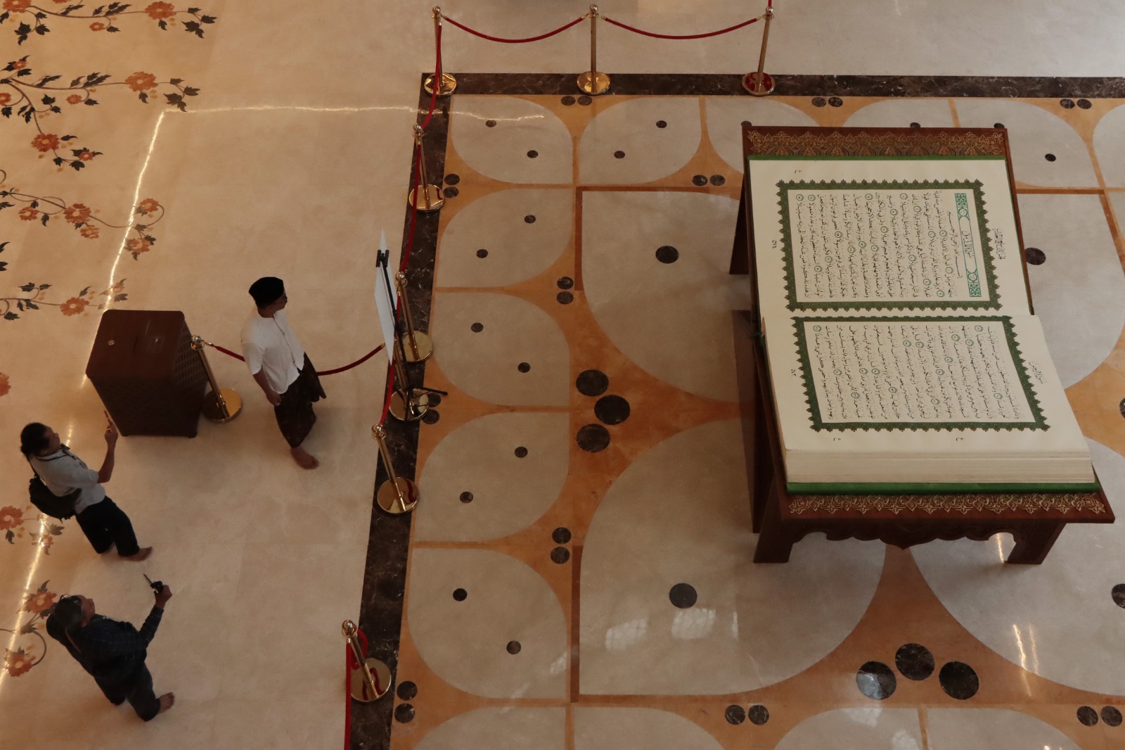 TERPUKAU: Jamaah melihat alquran raksasa yang ada di Masjid Raya Sheikh Zayed Solo.