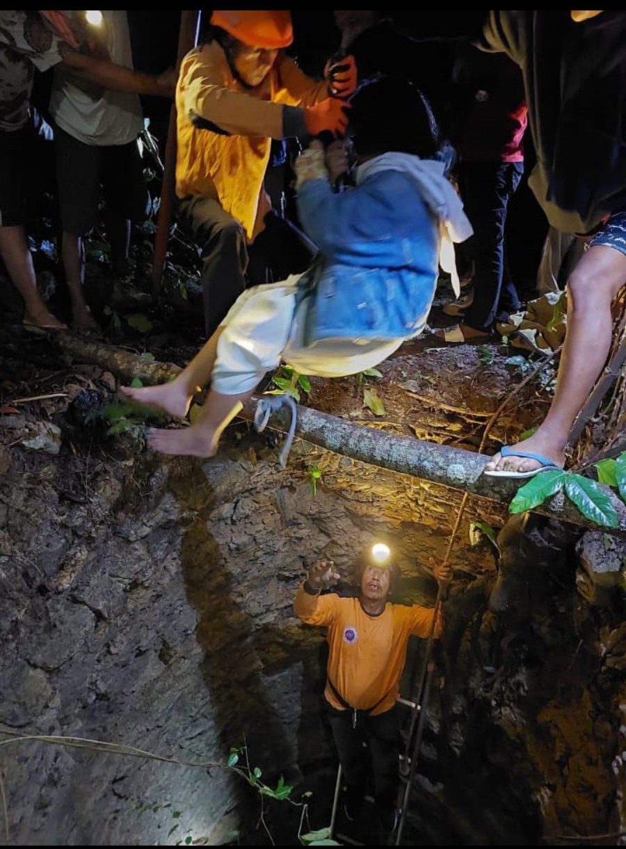 Damkar lakukan evakuasi korban yang jatuh ke sumur sedalam 10 meter di Desa Belikurip, Rabu (19/3/2025).