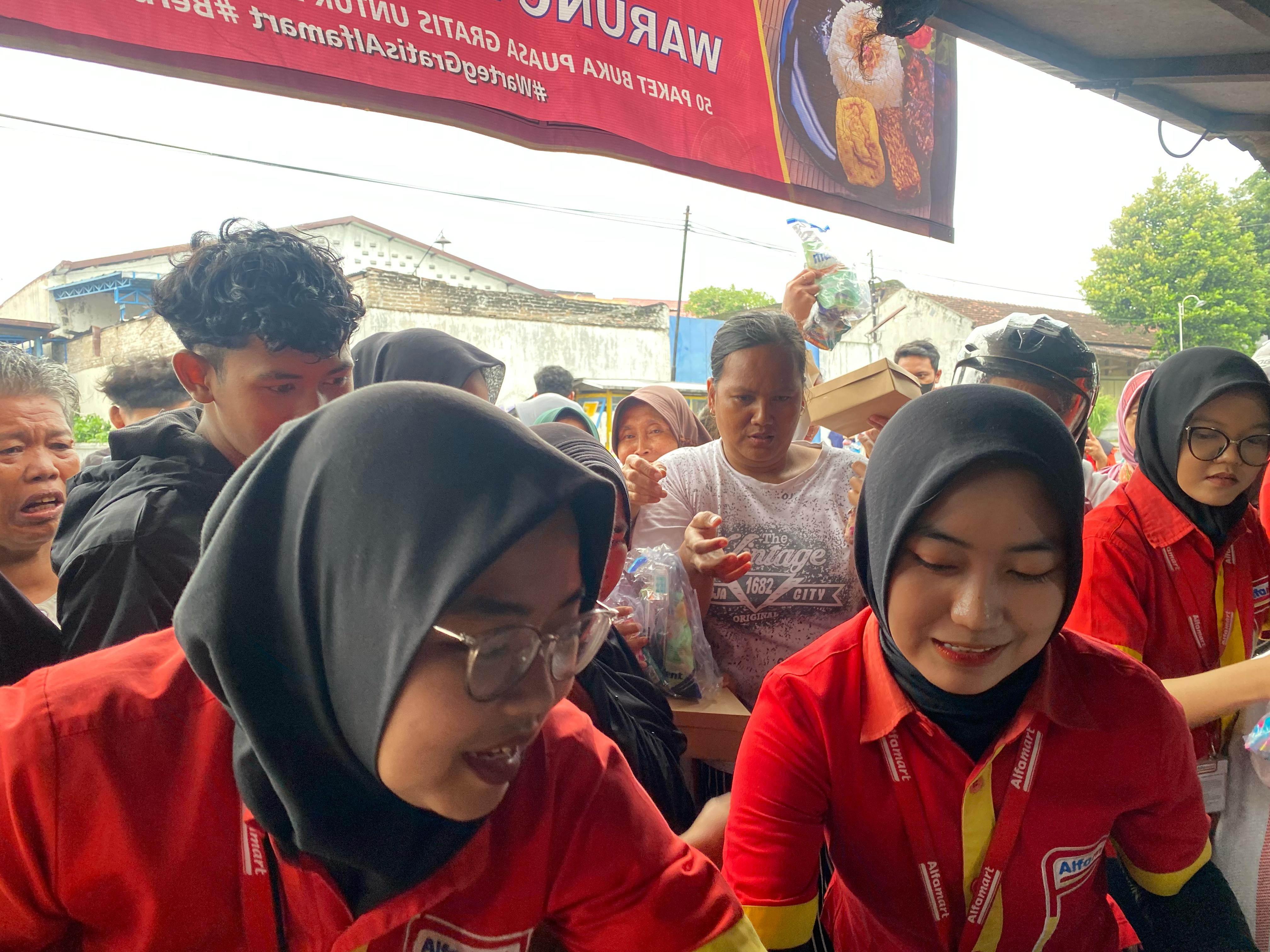 Program Warteg Gratis Alfamart pada Ramadhan 2025 akan menyasar 36 kota dengan membagikan 54 ribu paket makanan berbuka.