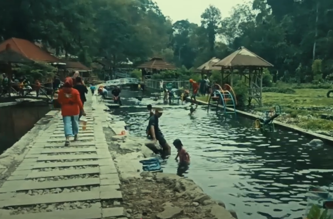 Jika ingin berendam di kolam alami sambil menikmati pemandangan matahari terbit atau terbenam, Sendang Senjoyo adalah tempat yang tepat.