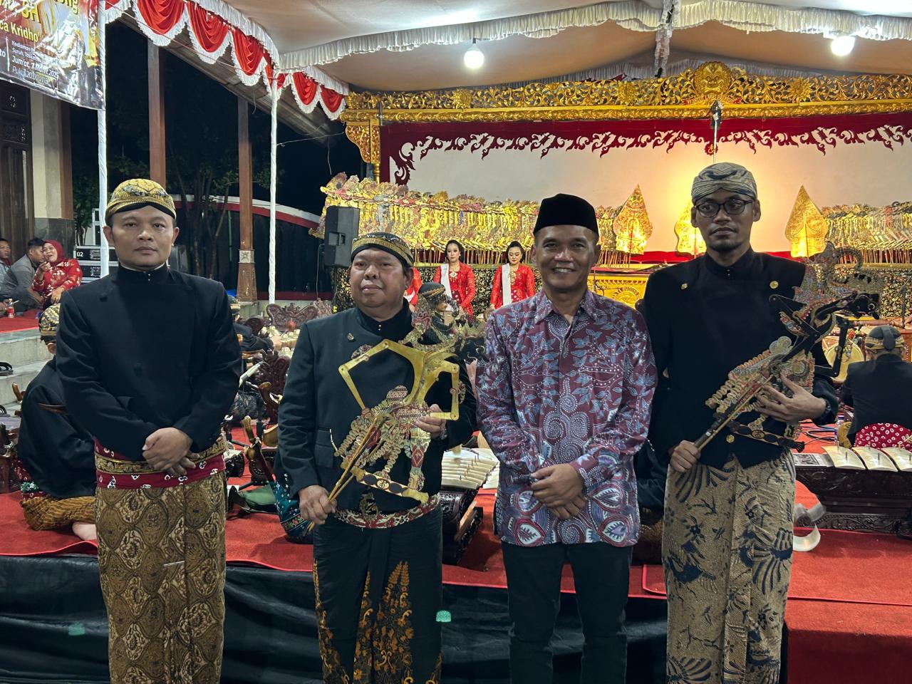 Ketua DPRD Jateng Sumanto gelar pentas wayang kulit di Kecamatan Tasikmadu, Kabupaten Karanganyar, Jumat (7/3/2025).