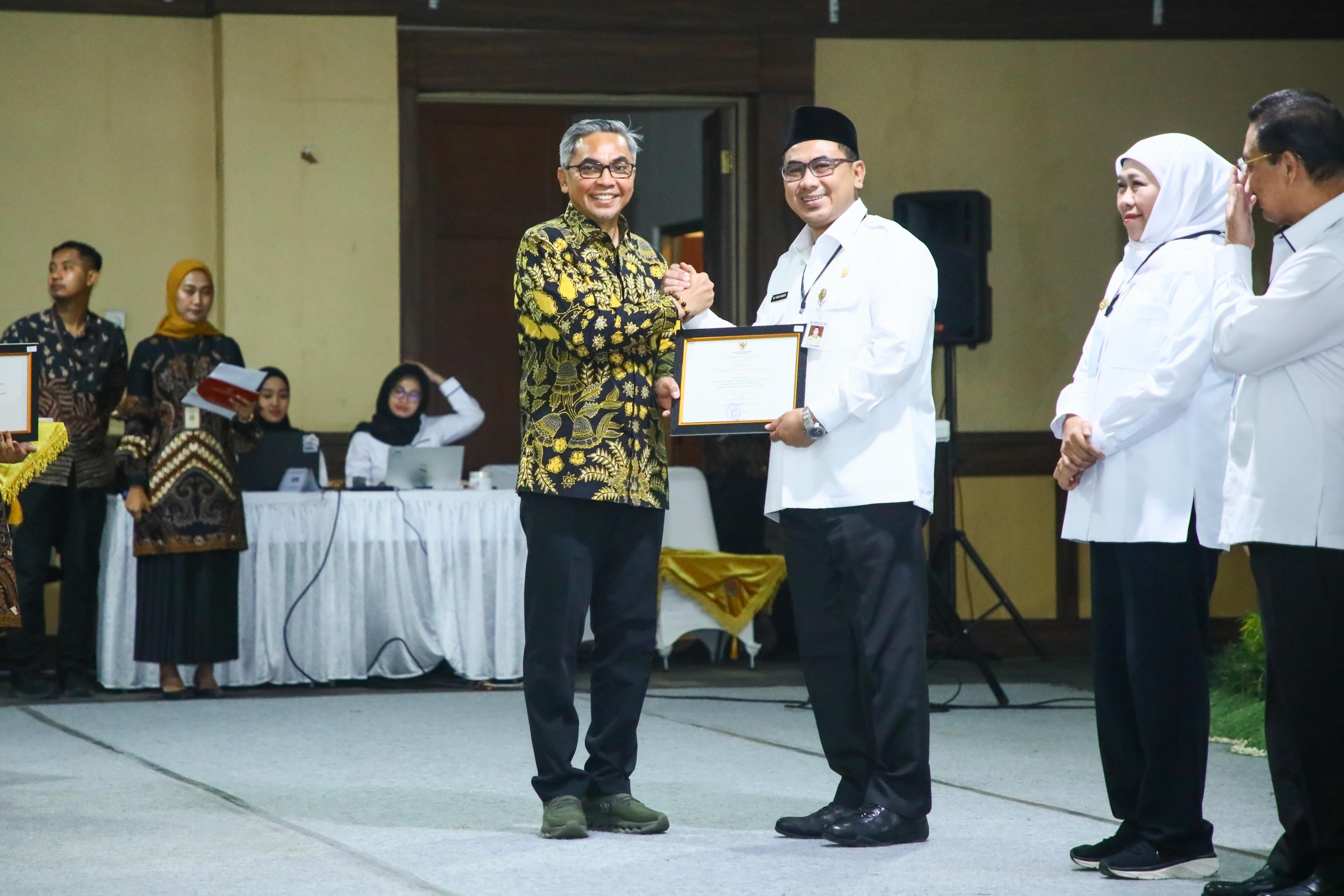Wagub Jateng Taj Yasin menerima penghargaan dari Ketua KPK Setyo Budiyanto di Jogja Expo Center (JEC), Bantul, Yogyakarta, Rabu (19/3/2025).
