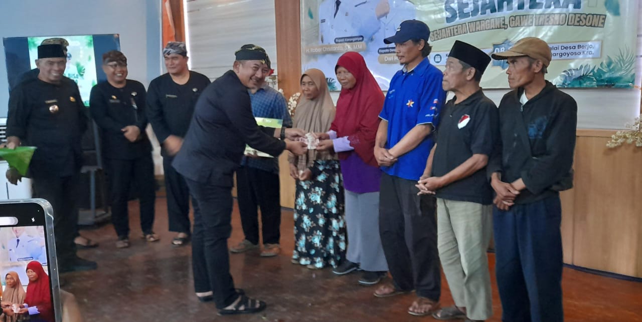 Bupati Karanganyar Rober Christanto serahkan bantuan dalam program SBS yang diberikan Pemdes Berjo, Kamis (20/3/2025).