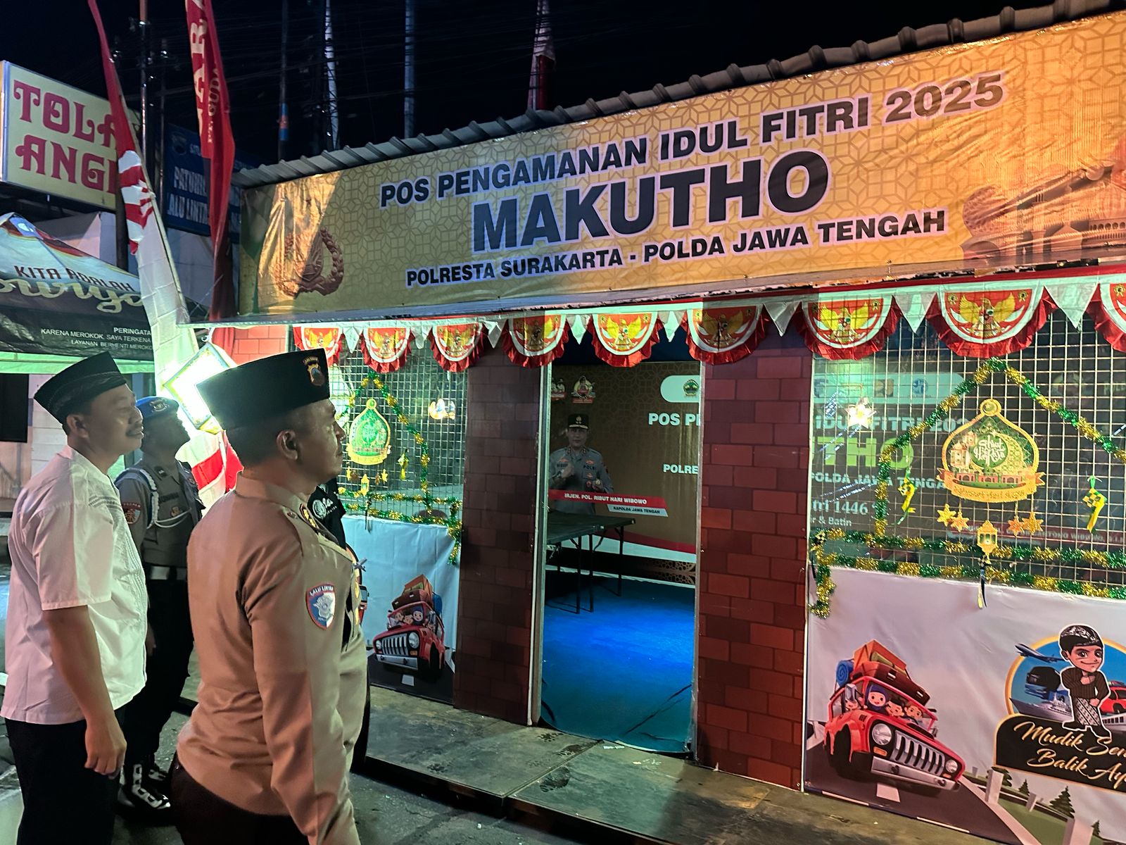 Polresta Surakarta menyelesaikan persiapan Operasi Ketupat Candi dengan mendirikan pos pengamanan dan pelayanan di kawasan Makutho.