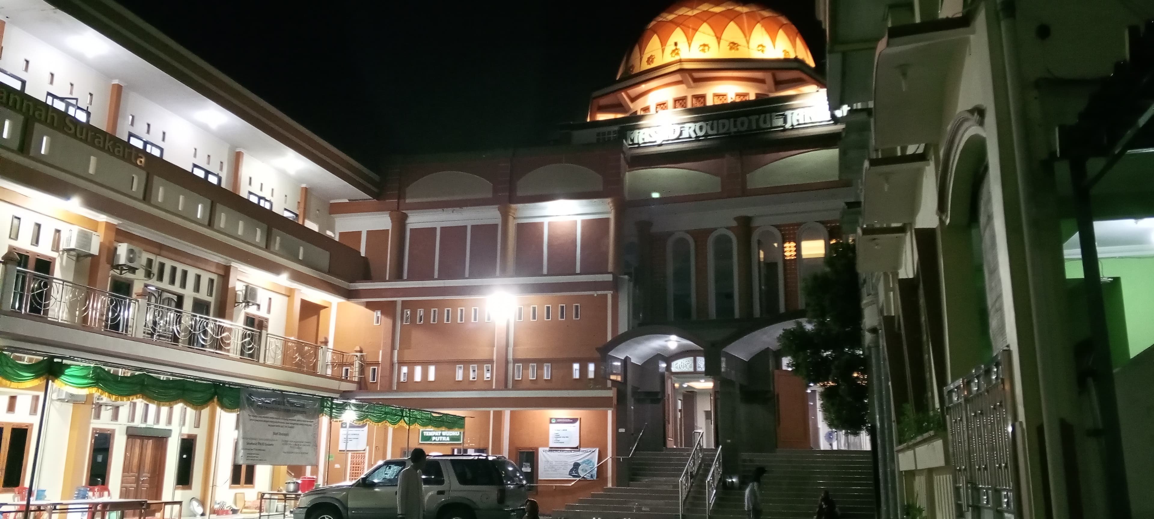 SEDERHANA: Gedung Pondok Pesantren Mahasiswa Roudhotul Jannah.