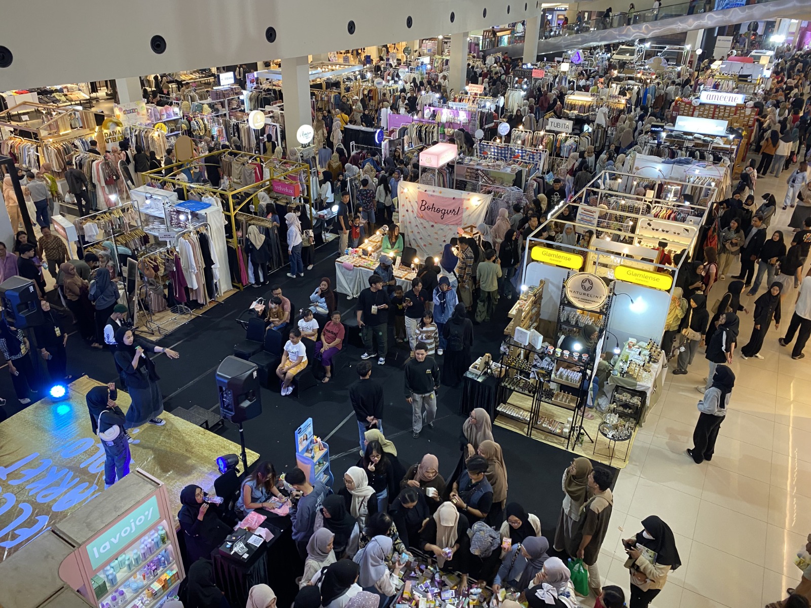 MEMBLUDAK: Suasana keramaian di Hello Market Solo Paragon (16/3)