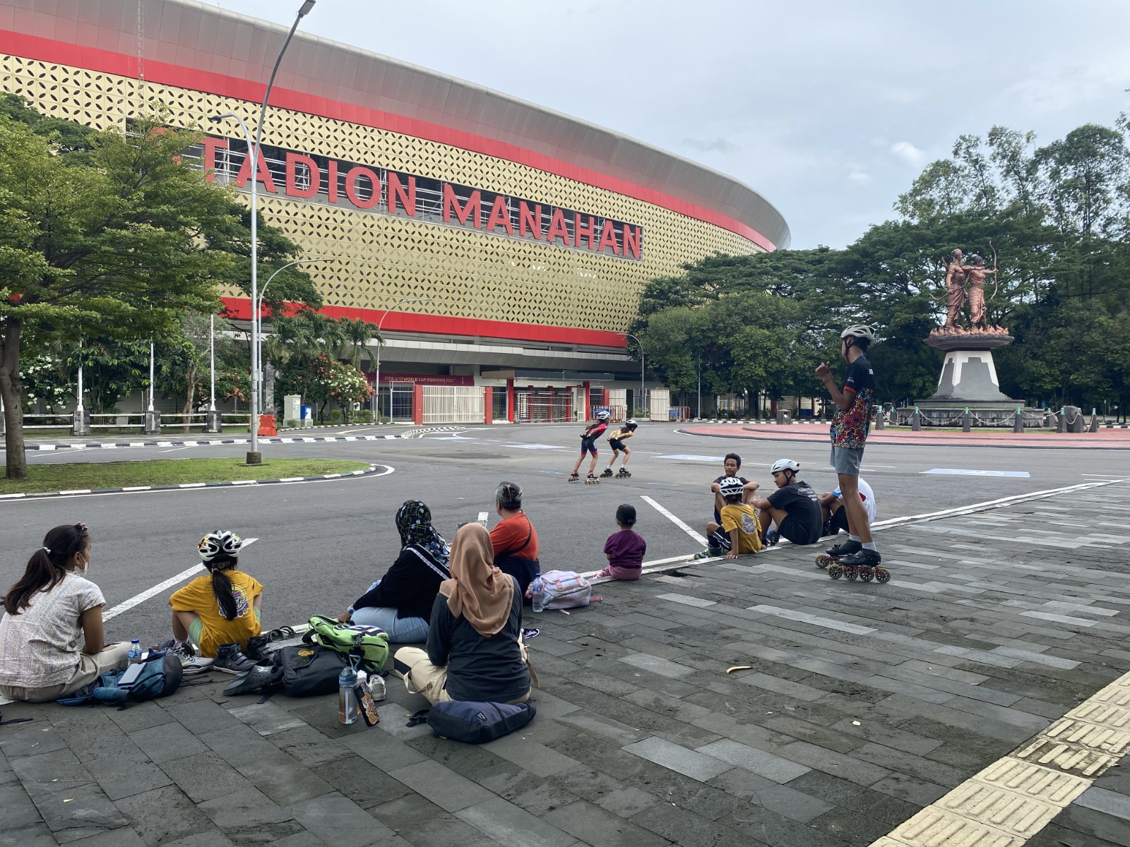 Suasana area di depan Stadion Manahan di sore hari (16/3/2025)
