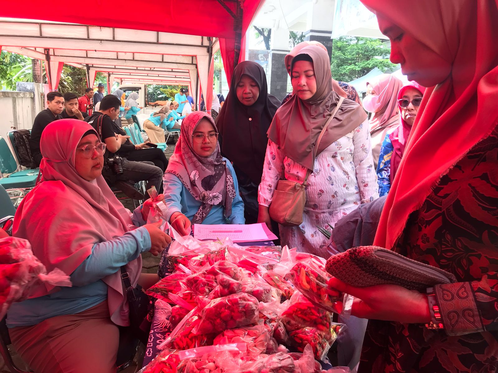 Para warga antusias membeli sembako di Gerakan Pangan Murah (GPM) yang berlangsung di halaman kantor Dinas Ketahanan Pangan Kabupaten Boyolali, Kamis (20/3/2025).