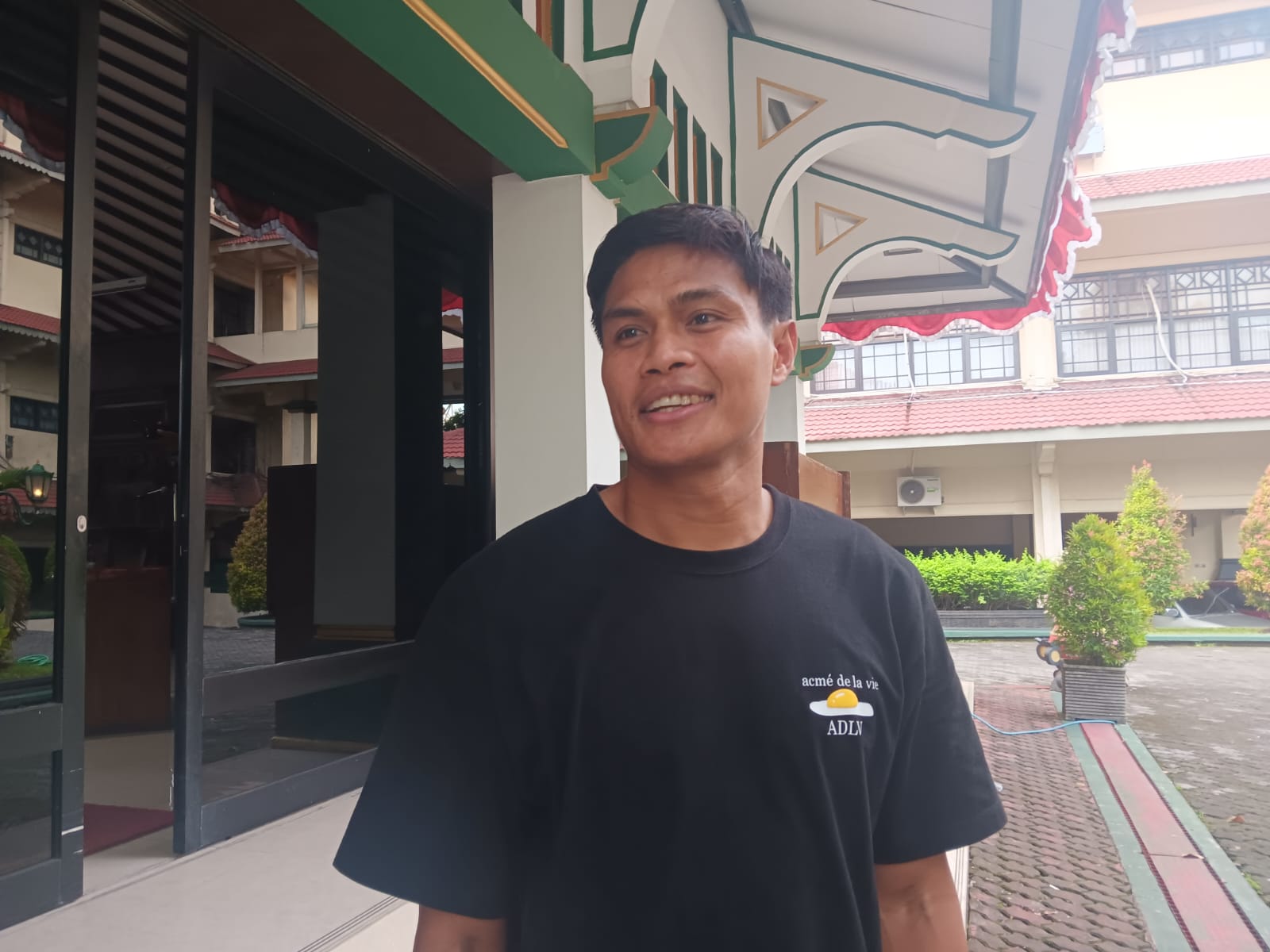 Mantan kapten timnas Indonesia Fachruddin Wahyudi Aryanto hadiri nobar timnas Indonesia vs Australia di Pendapa Pemkab Klaten, Kamis (20/3/2025). (Angga Purenda/Radar Solo)