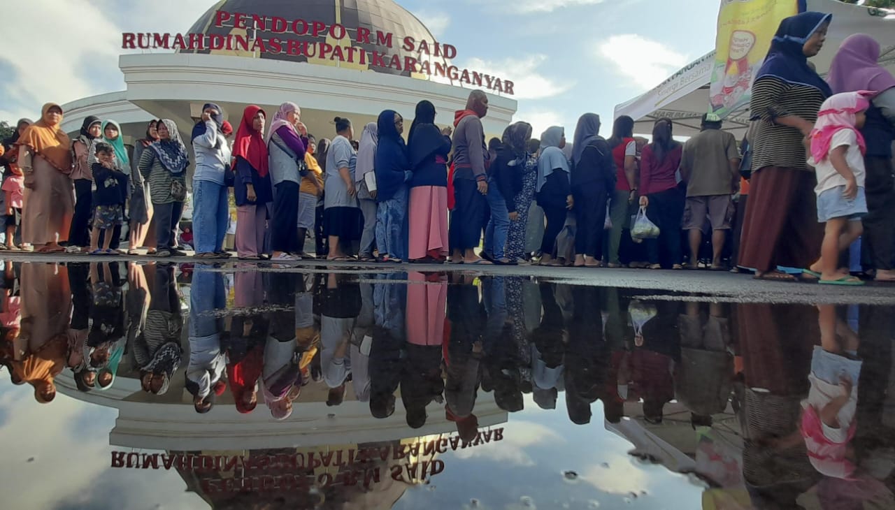 Masyarakat mengantre di halaman rumah dinas bupati Karanganyar untuk membeli bahan pangan murah, Kamis (20/3/2025).