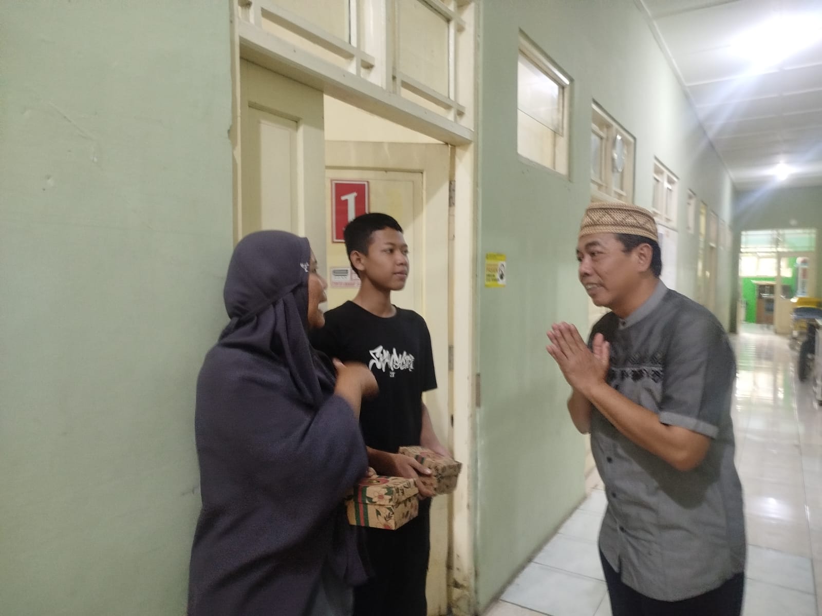 Direktur RSUD dr. Soediran Mangun Sumarso Wonogiri Adhi Dharma berinteraksi dengan keluarga pasien di sela pembagian takjil.