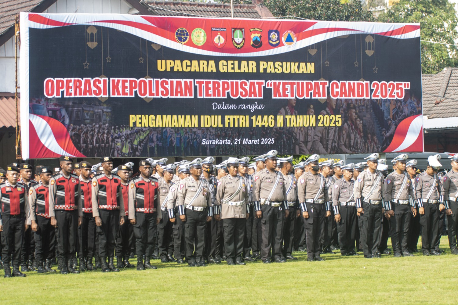 Upacara gelar pasukan Operasi Ketupat Candi 2025 di Makopolresta Solo, Jumat (21/3/2025).