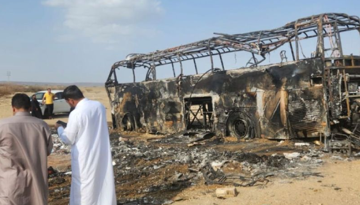 Kondisi bus yang hangus terbakar akibat insiden kecelakaan yang menewaskan 6 WNI jamaah umrah di jalan lintas Madinah-Makkah di daerah Wadi Qudaid, Arab Saudi, Kamis (20/3/2025).