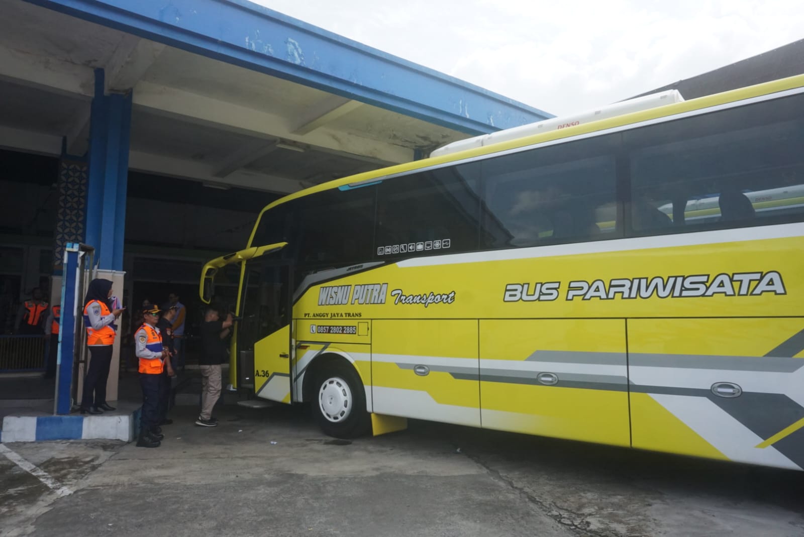 Deretan armada bus yang diperiksa di Terminal Ir Soekarno Klaten, Kelurahan Buntalan, Kecamatan Klaten Tengah.