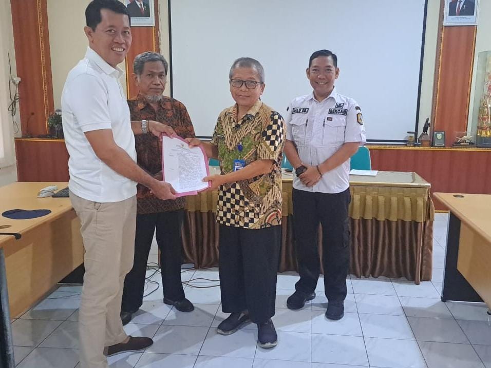 Penyerahan SK Pemberhentian terhadap Kepala Desa Papahan, Kecamatan Tasikmadu, Karanganyar, di Aula Kantor Dispermades Karanganyar, Jumat (21/3/2025).