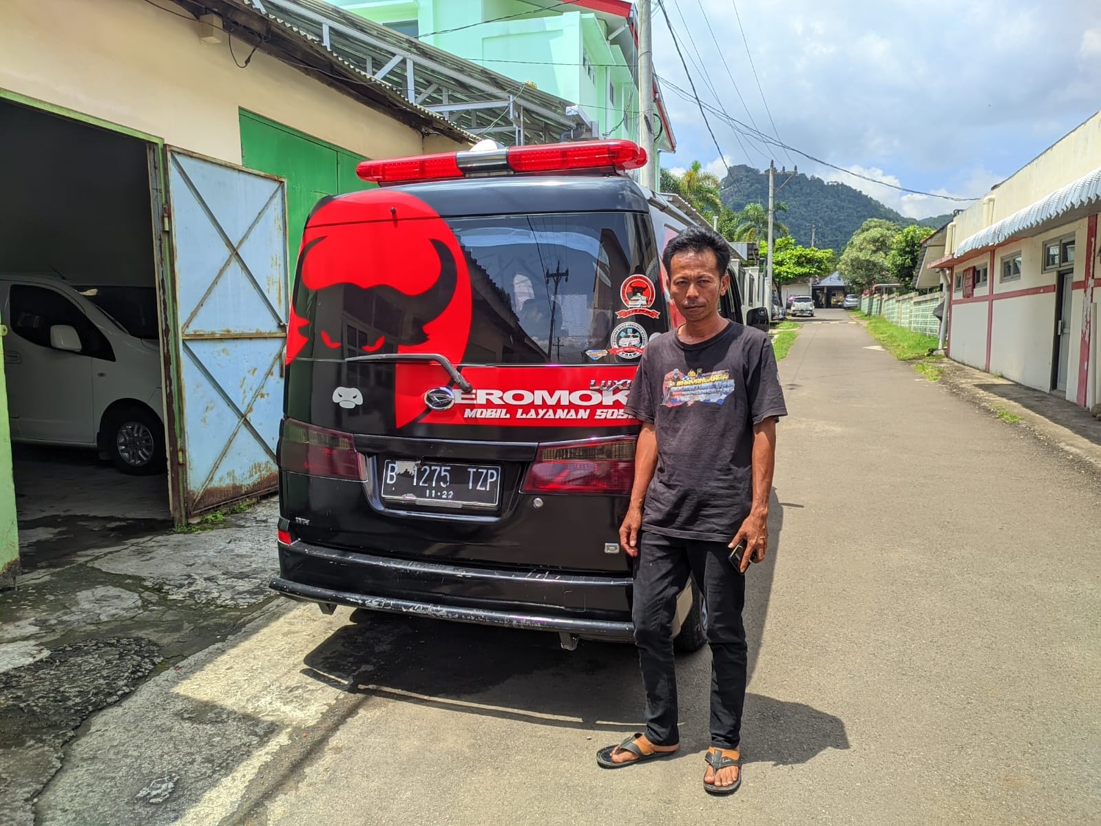Darwanto, sopir ambulans sosial yang mengantar SR yang kemudian melahirkan di dalam mobil tersebut.