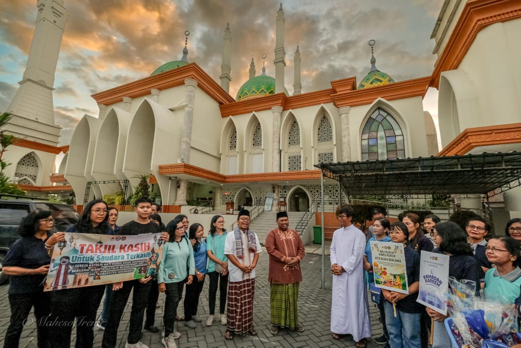 Jemaat Gereja Katolik Hati Kudus Yesus Sukoharjo bagikan 400 takjil di halaman Masjid Agung Baiturrahman, Jumat (21/3/2025).
