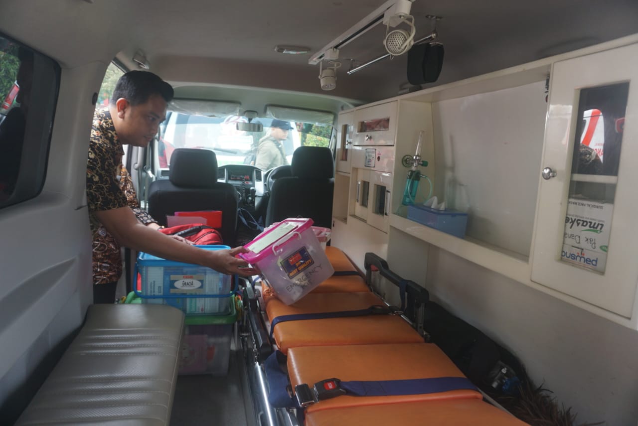 Bupati Klaten Hamenang Wajar Ismoyo saat mengecek kesiapan armada ambulans di halaman Pendapa Pemkab Klaten.&nbsp;