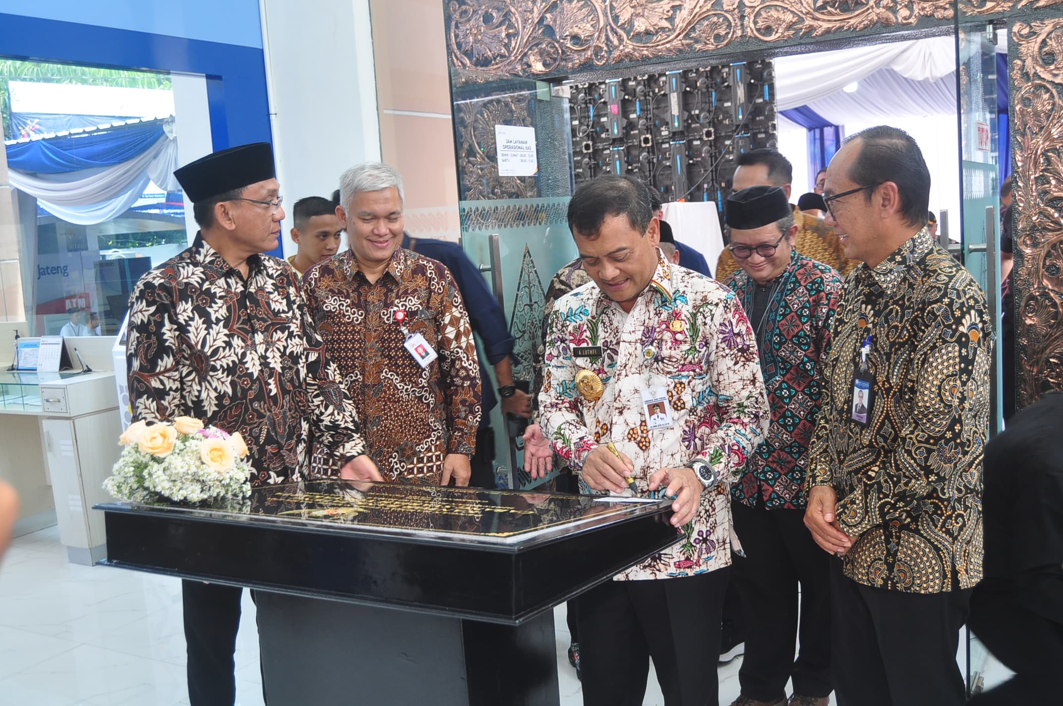 Gubernur Jateng Ahmad Luthfi meresmikan Kantor Cabang Syariah (KCS) Yogyakarta Bank Jateng, Jumat (21/3/2025).