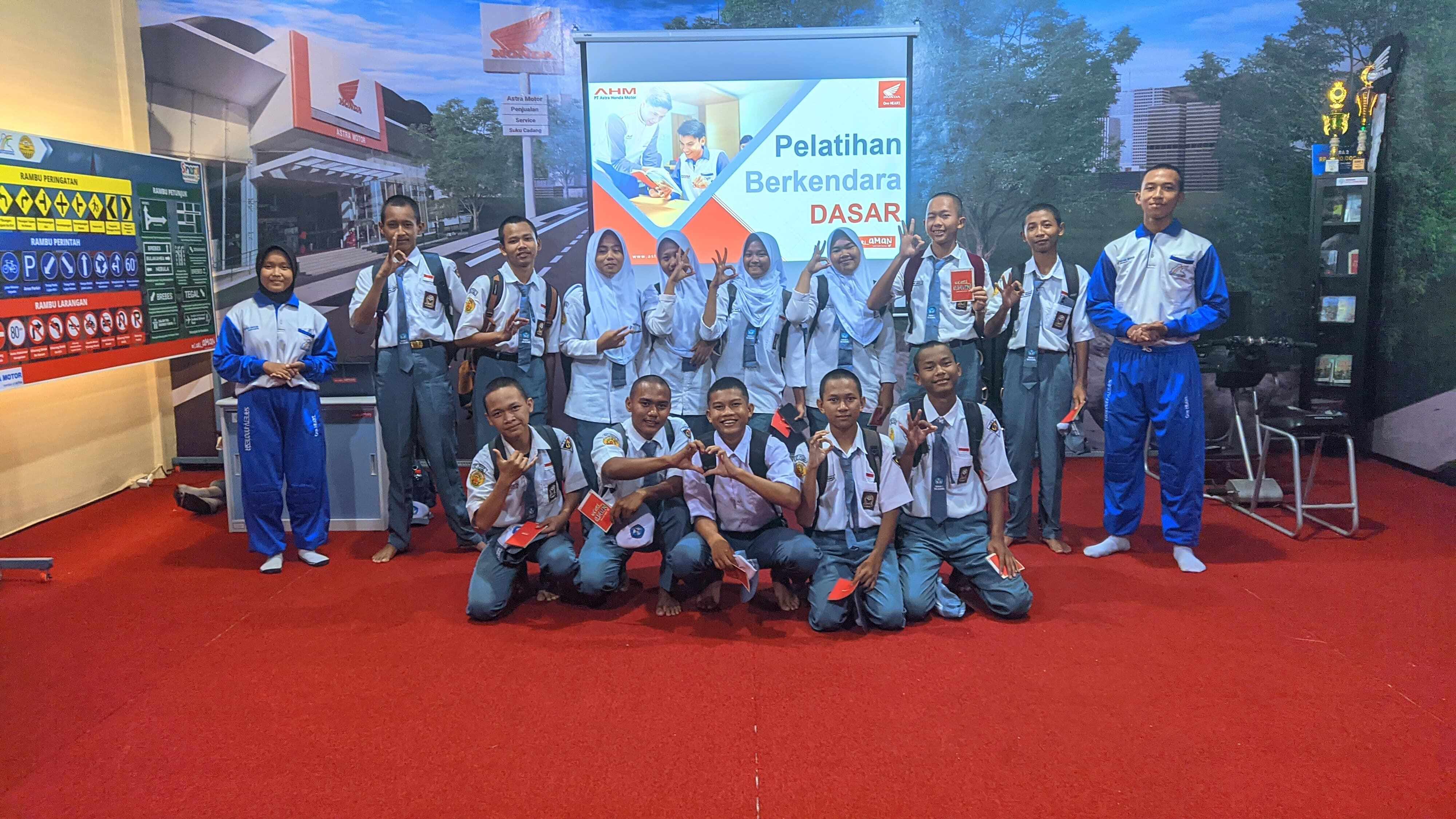 Kegiatan tersebut diikuti oleh 300 peserta yang terdiri dari siswa, Pembina Safety Riding, duta Safety Riding sekolah, dan guru pendamping.