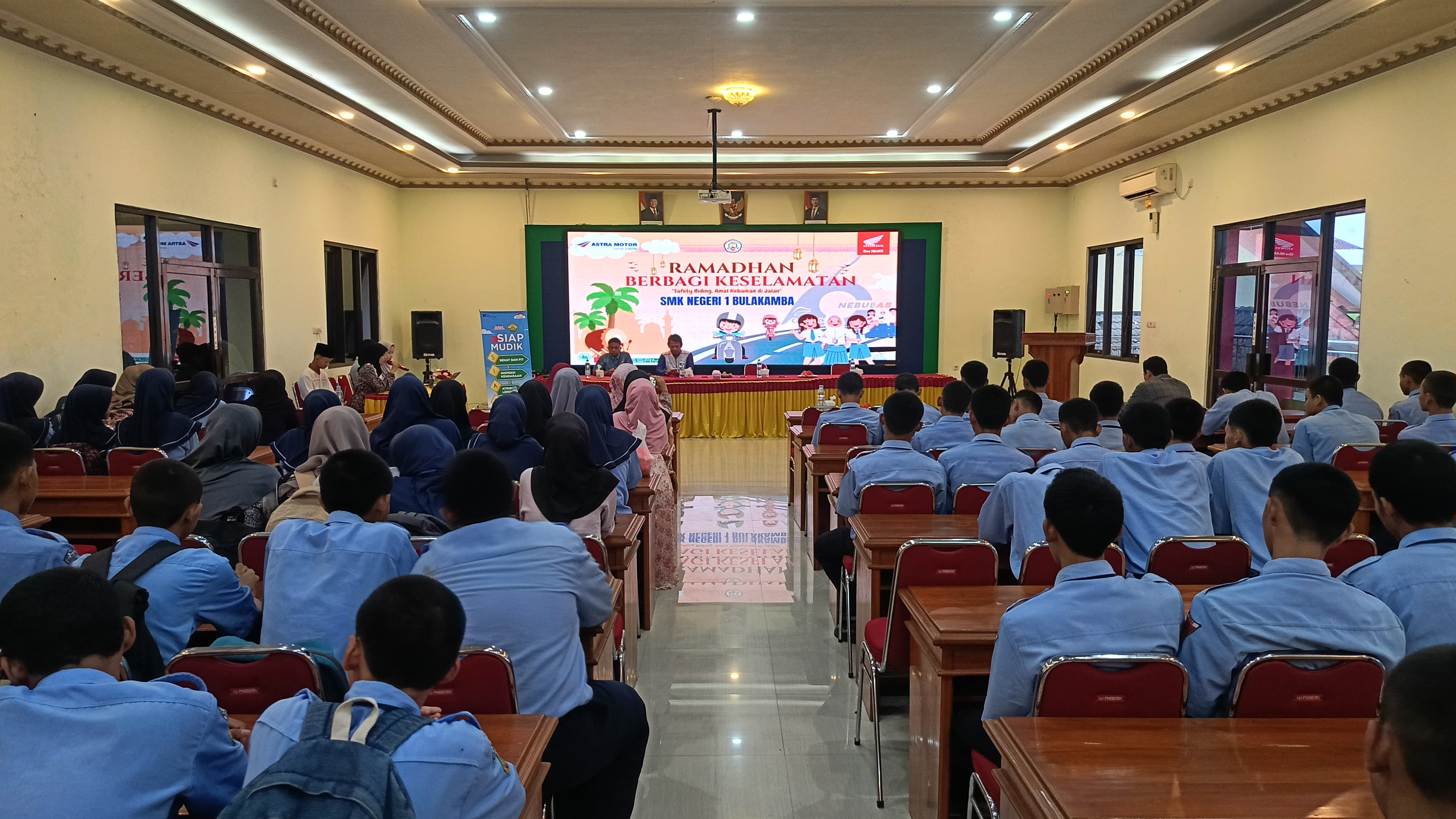 Siswa-siswi dari Forum Keselamatan Sekolah (FKS) SMKN 1 Bulakamba mengadakan kegiatan Ngabuburit Safety Riding Labs.