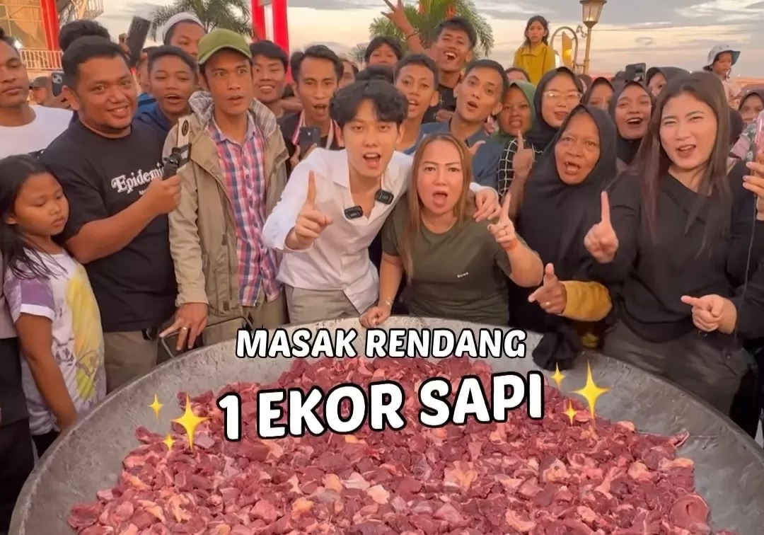 Willie Salim memasak rendang 200 kg di Palembang yang kemudian menjadi polemik.