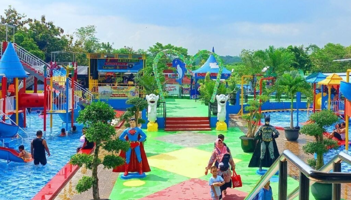 Dolphin Tugu Waterpark yang terletak di Desa Tugu, Kecamatan Jumantono, Kabupaten Karanganyar.