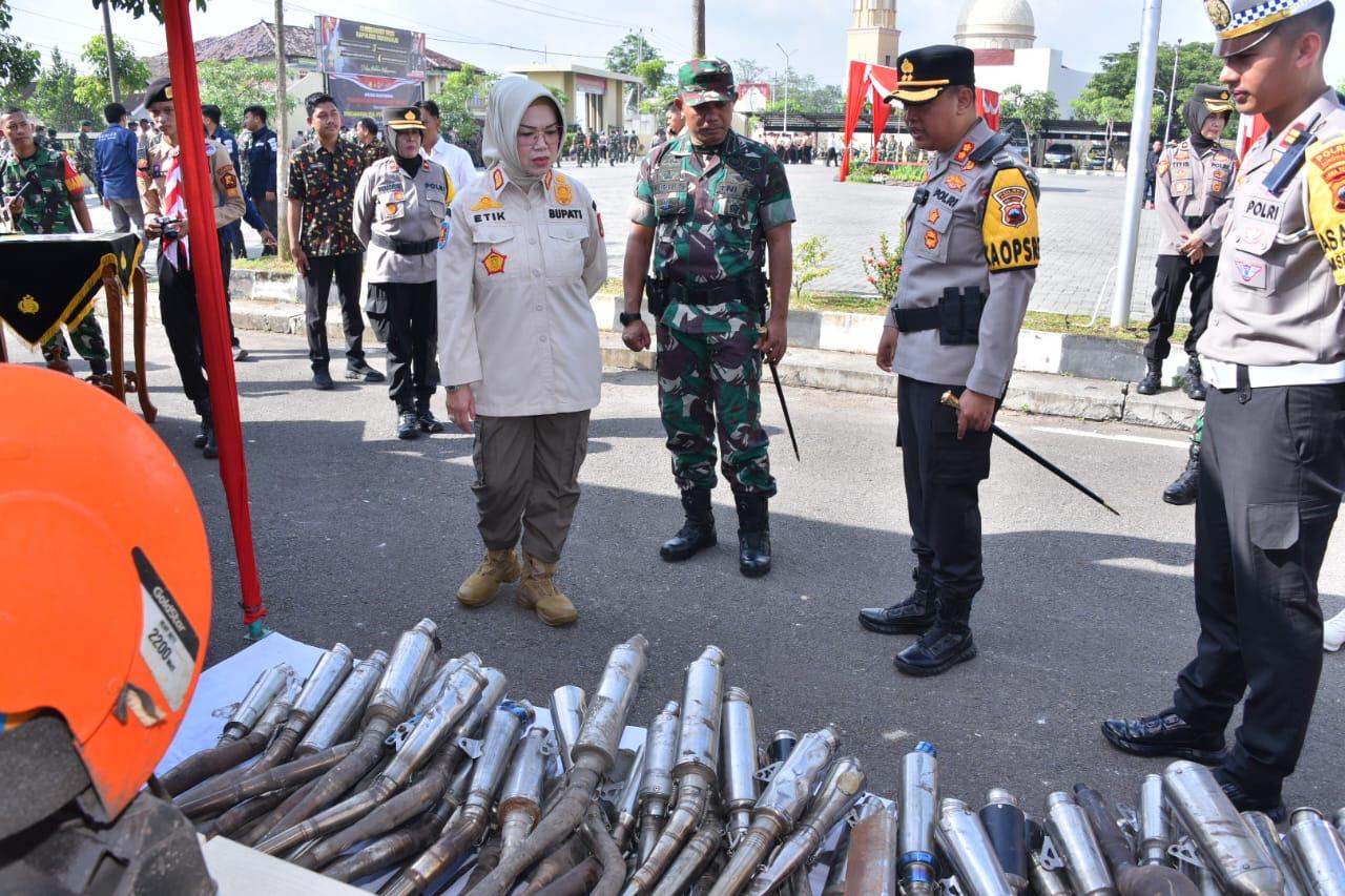 Bupati Etik Suryani didampingi kapolres dan Dandim Sukoharjo pantau barang bukti knalpot brong hasil sitaan polres.