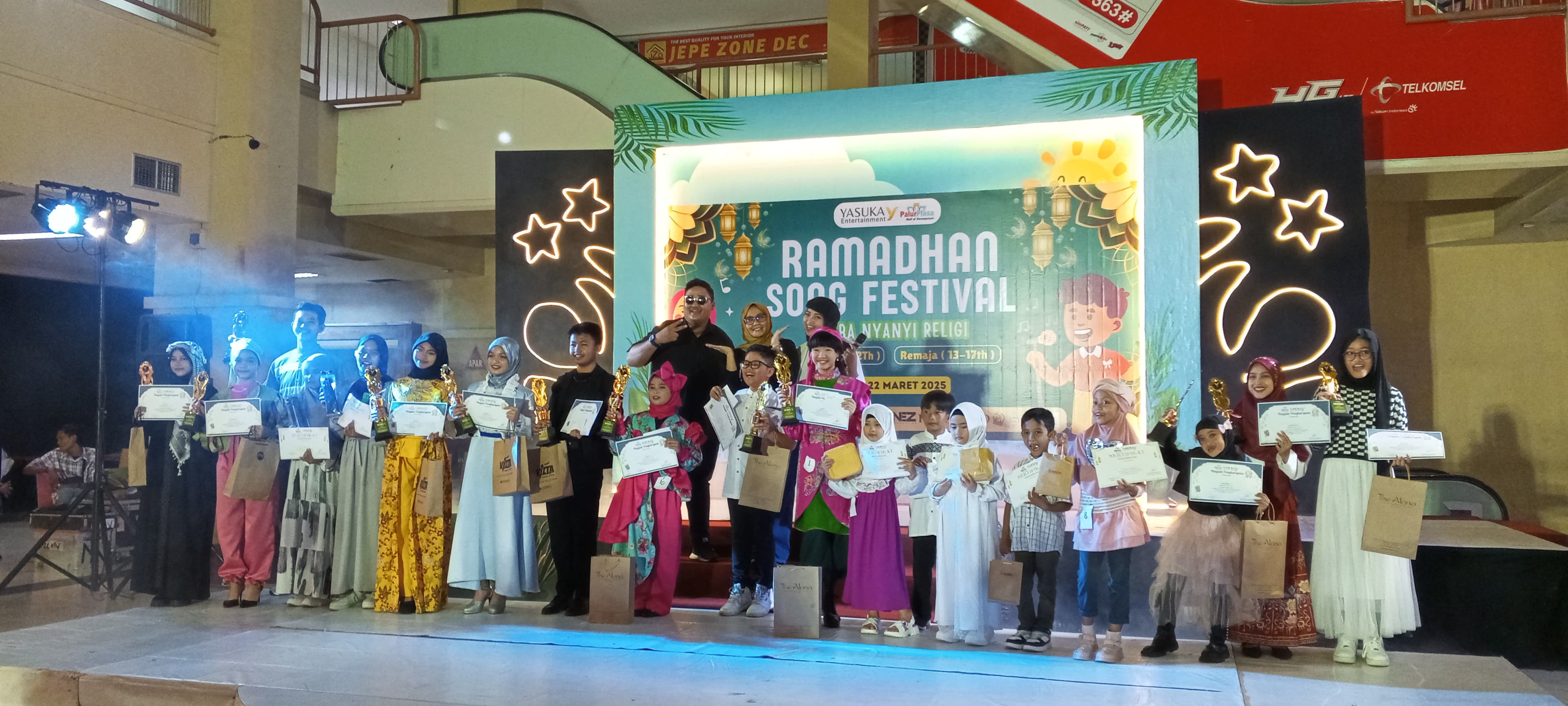 UNJUK GIGI: Pemenang acara Ramadhan Song Festival yang berlangsung di Atrium Palur Plaza, Karanganyar, pada Sabtu, 22 Maret 2025.