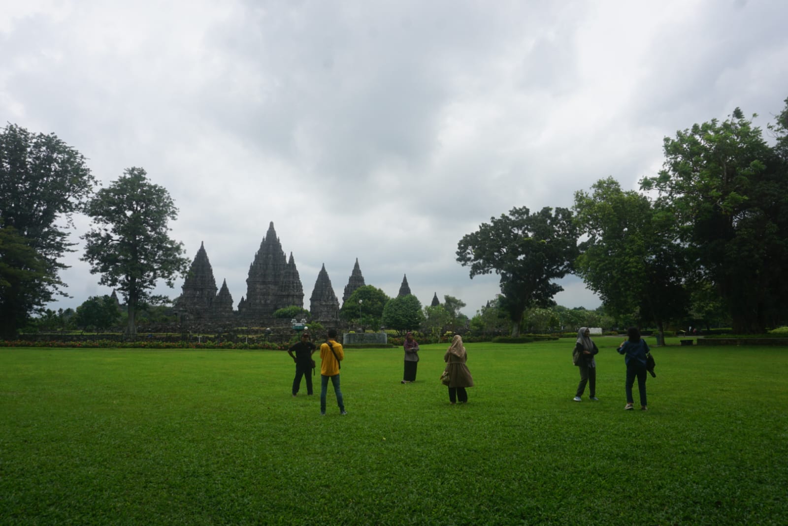 Wisatawan menikmati kemegahan Candi Prambanan belum lama ini.