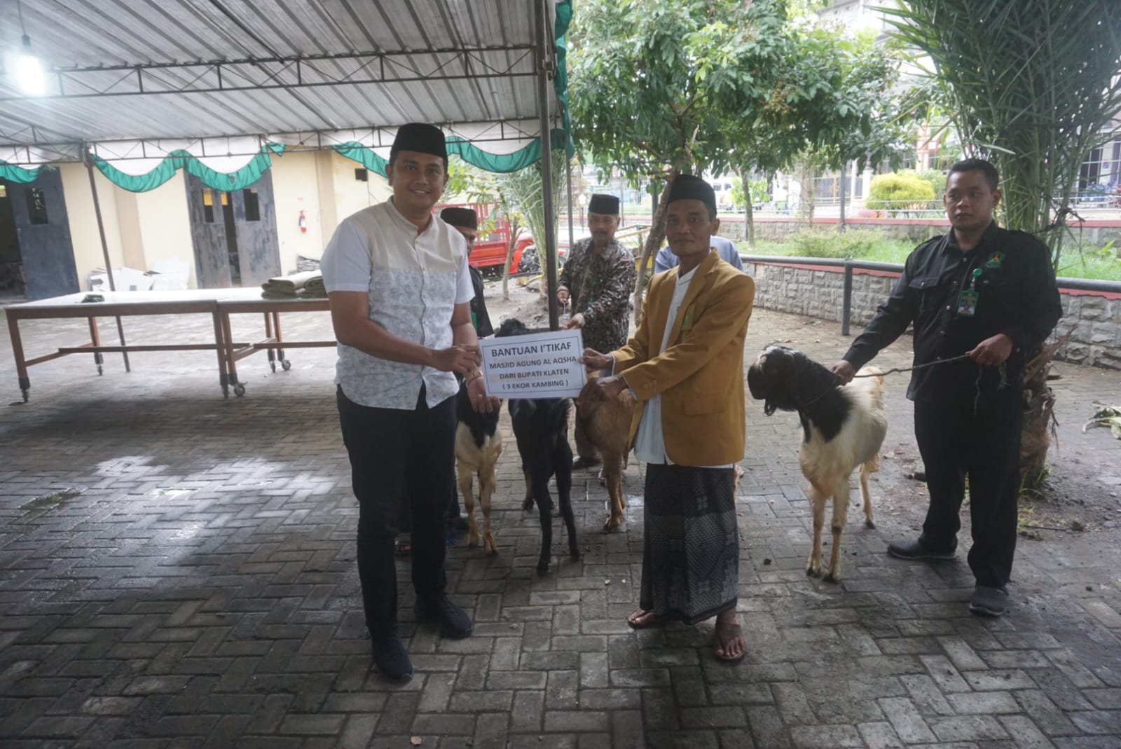 Bupati Klaten Hamenang Wajar Ismoyo saat menyerahkan tiga ekor kambing kepada pengurus takmir Masjid Agung Al Aqsha Klaten.