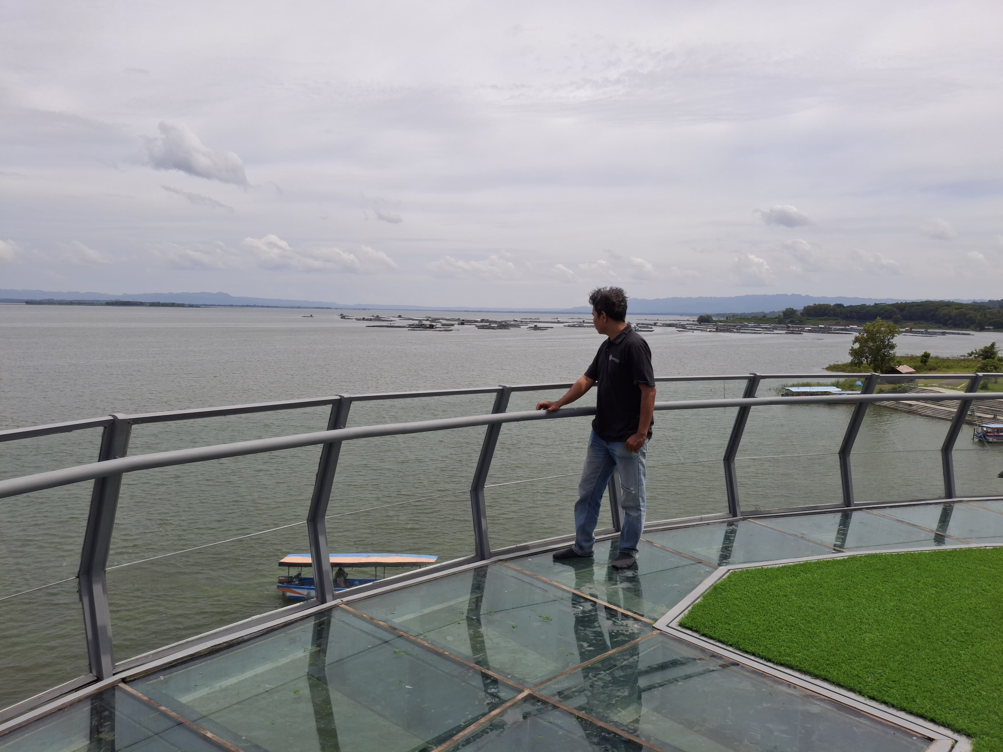 Jembatan kaca fasilitas baru di objek wisata Waduk Gajah Mungkur yang beroperasi saat libur Lebaran 2025.