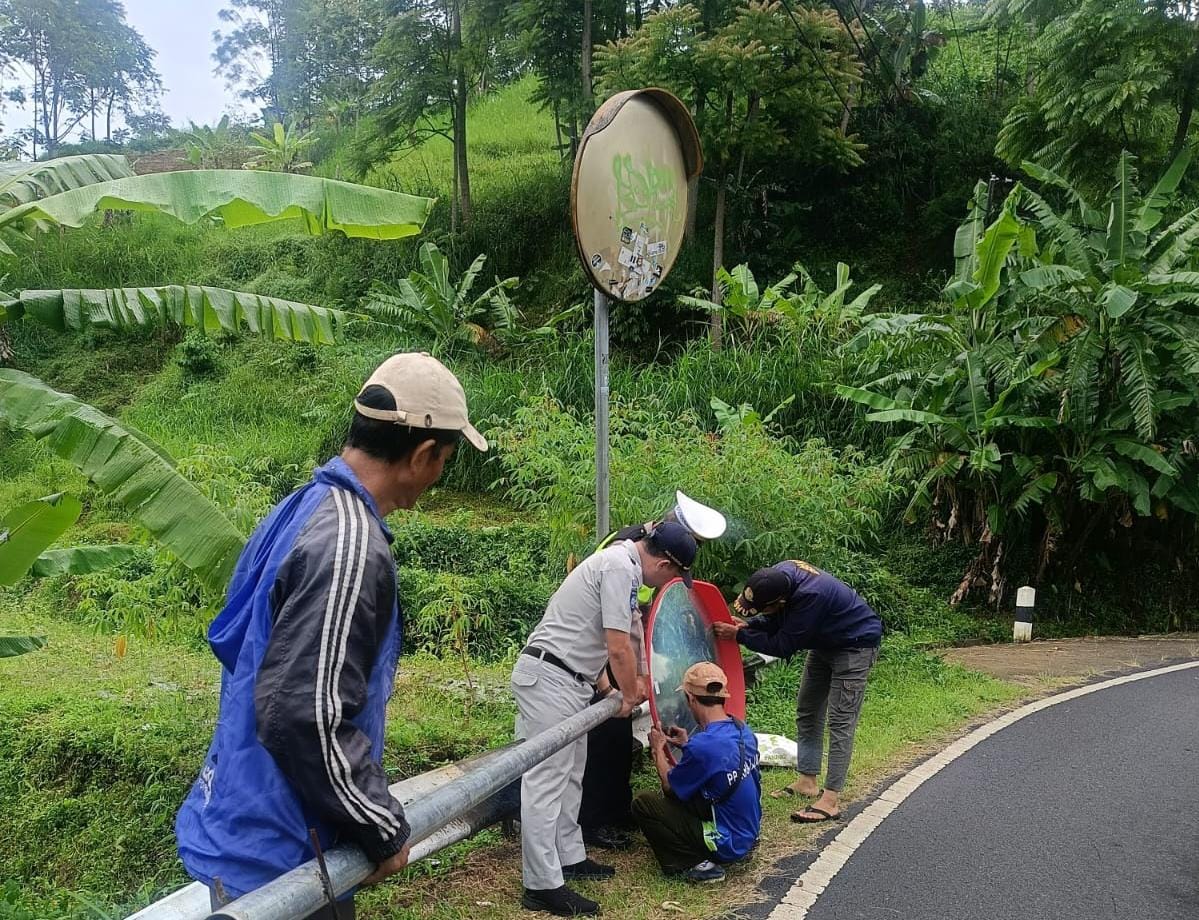 Satlantas Polres Karanganyar pasang kaca cembung di titik tikungan tajam kawasan wisata.
