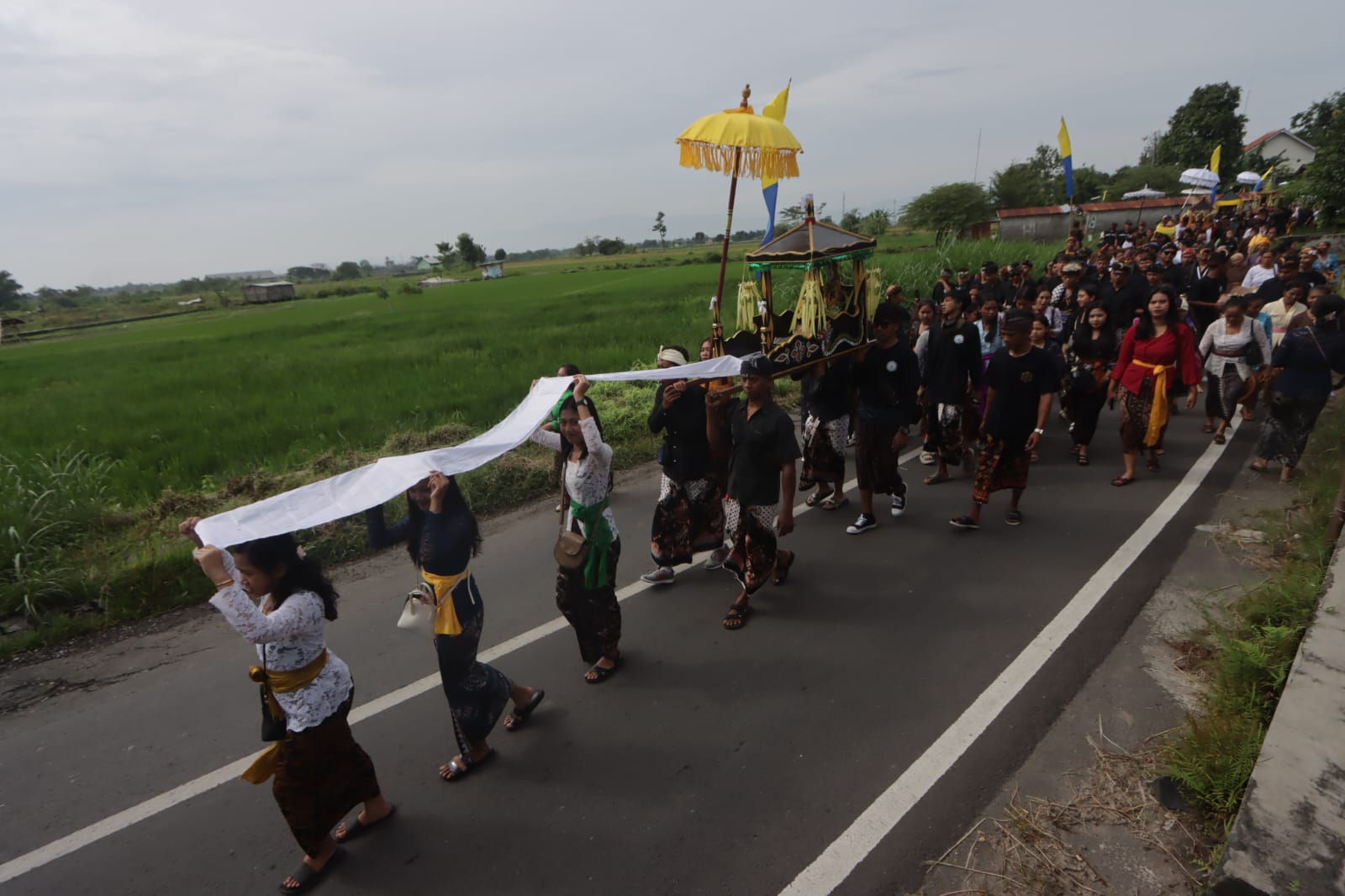Upacara Melasti yang digelar di Umbul Geneng, Desa Ngrundul, Kecamatan Kebonarum, Klaten, Minggu (23/3/2025).