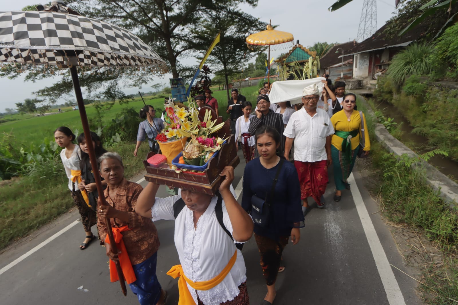 Melasti merupakan salah satu ritual penting dalam rangkaian Hari Raya Nyepi, yang bertujuan menyucikan diri dan alam semesta.